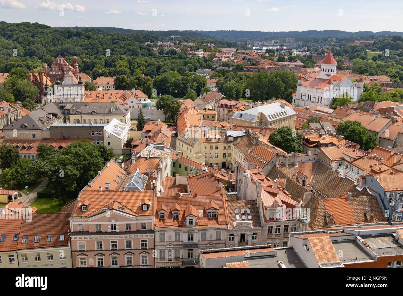 Vista dello skyline di Vilnius dall'alto i tetti rossi in tegole della città vecchia di Vilnius, capitale della Lituania, stati baltici dell'Europa Foto Stock