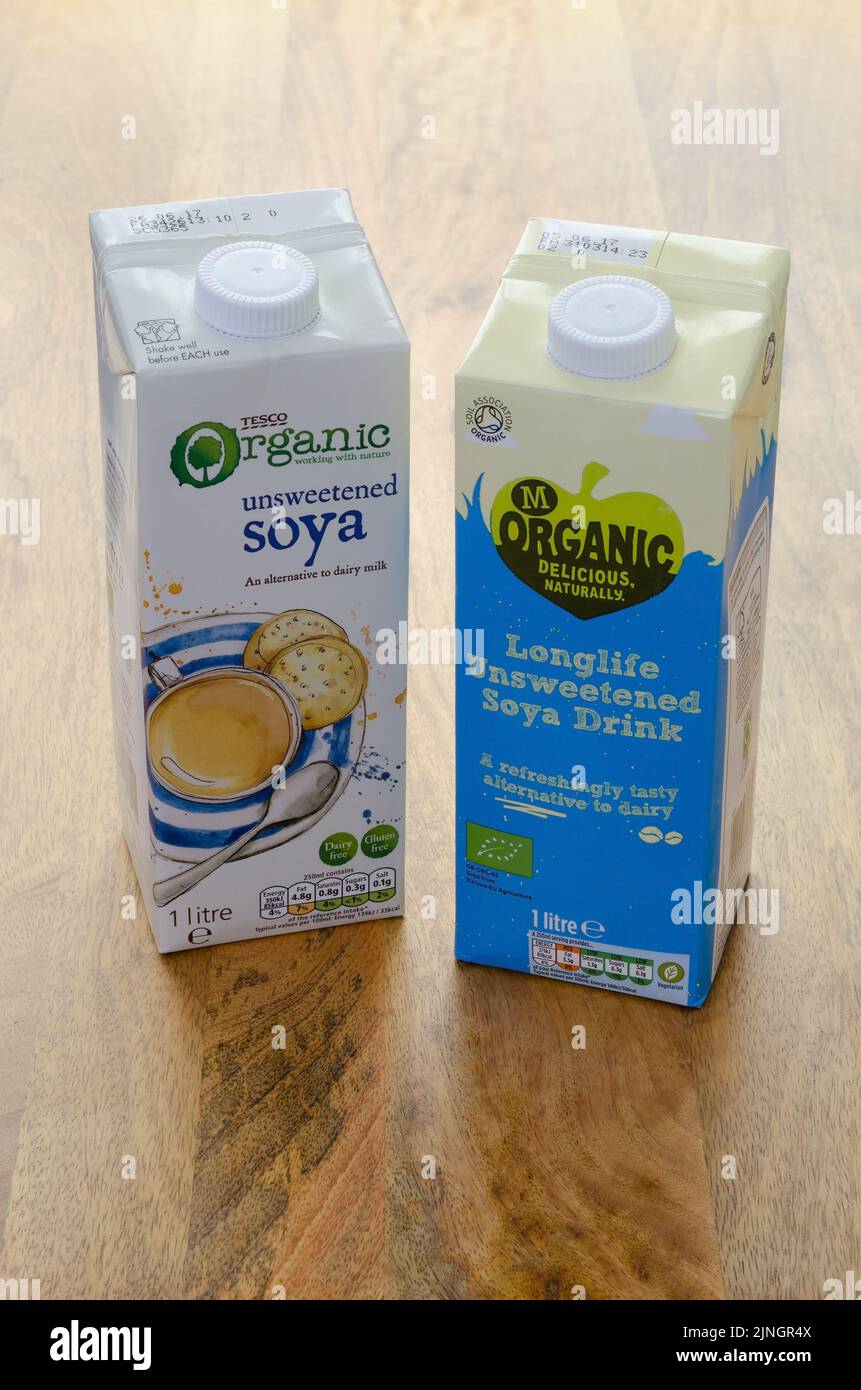Cartoni di Tesco e Morrisons latte di soia biologico di marca propria. Il latte di soia offre un'alternativa senza latticini al latte vaccino Foto Stock