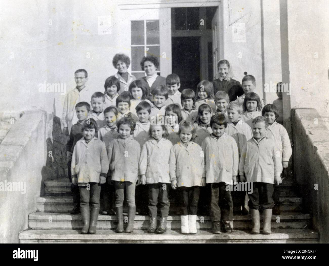 Classe di primi gradatori che indossano uniformi scolastiche e saldanti in posa per foto nel 1973, Bulgaria Foto Stock