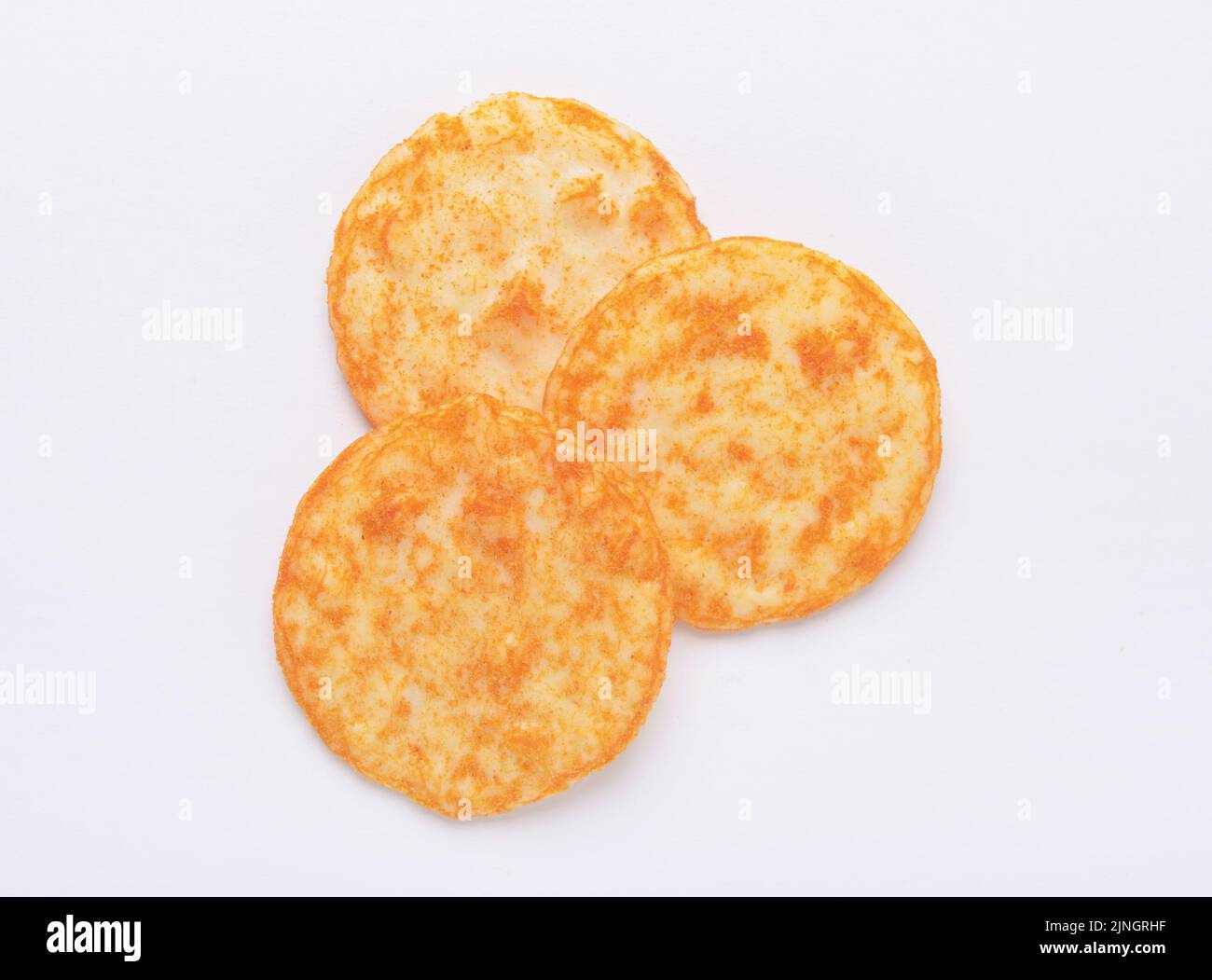Tre chili di riso aromatizzato cracker su sfondo bianco shot direttamente dall'alto Foto Stock