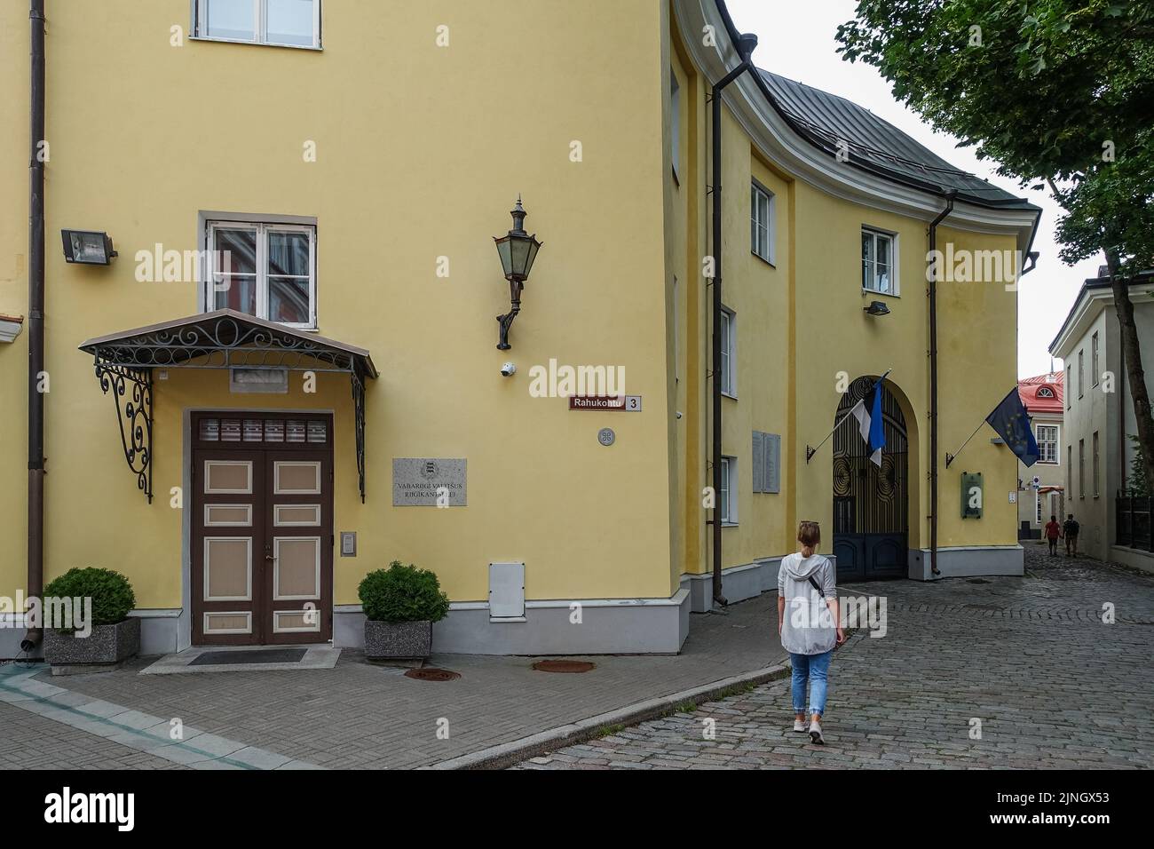 Tallinn, Estonia 2 agosto 2022 si vedono persone che camminano davanti alla sede del primo ministro estone. Credit: Vadim Pacajev/Alamy Live News Foto Stock