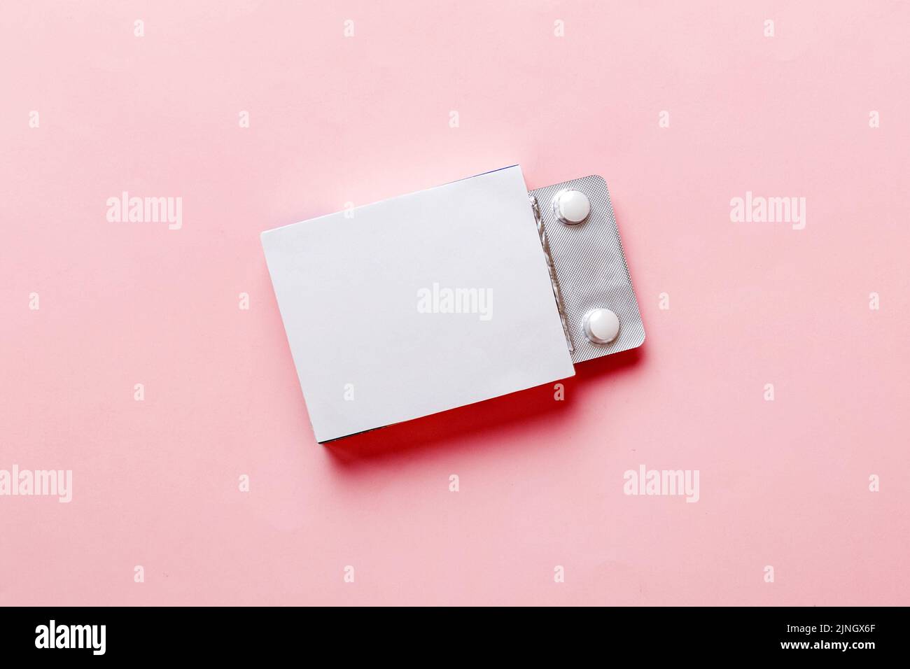 Mock-up della confezione bianca del prodotto. Aprire la scatola del farmaco in bianco con vista dall'alto del blister. Foto Stock