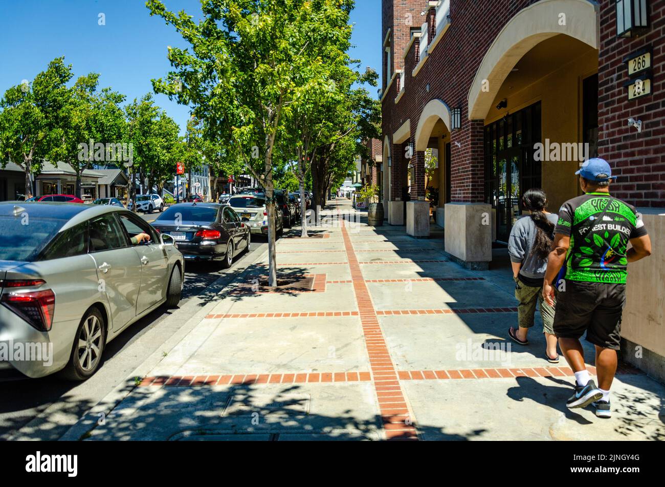 Pedoni che camminano lungo la strada a Benicia, California, Stati Uniti Foto Stock