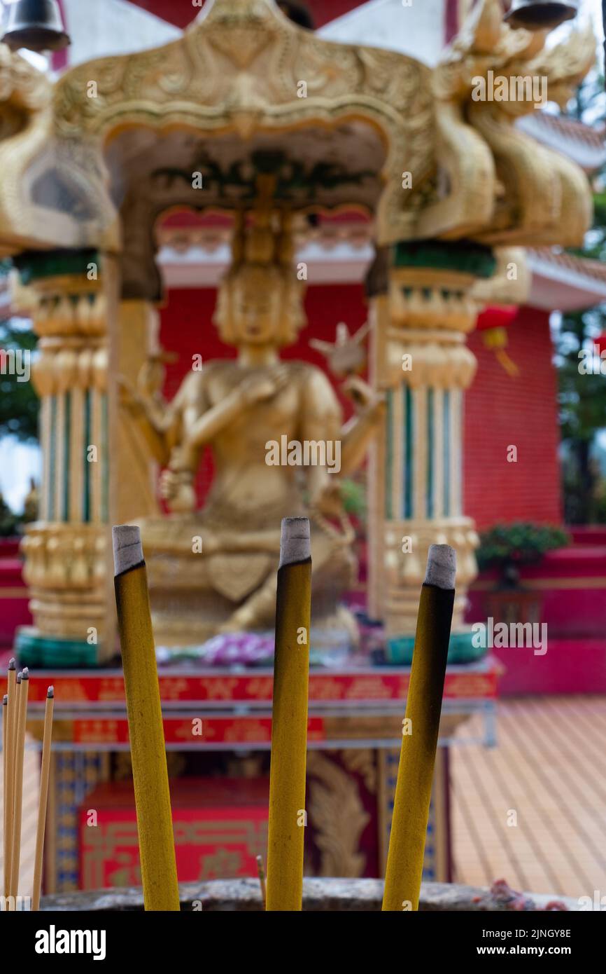 Le candele sullo sfondo del tempio della dea a quattro teste a Sha Tin, Hong Kong Foto Stock