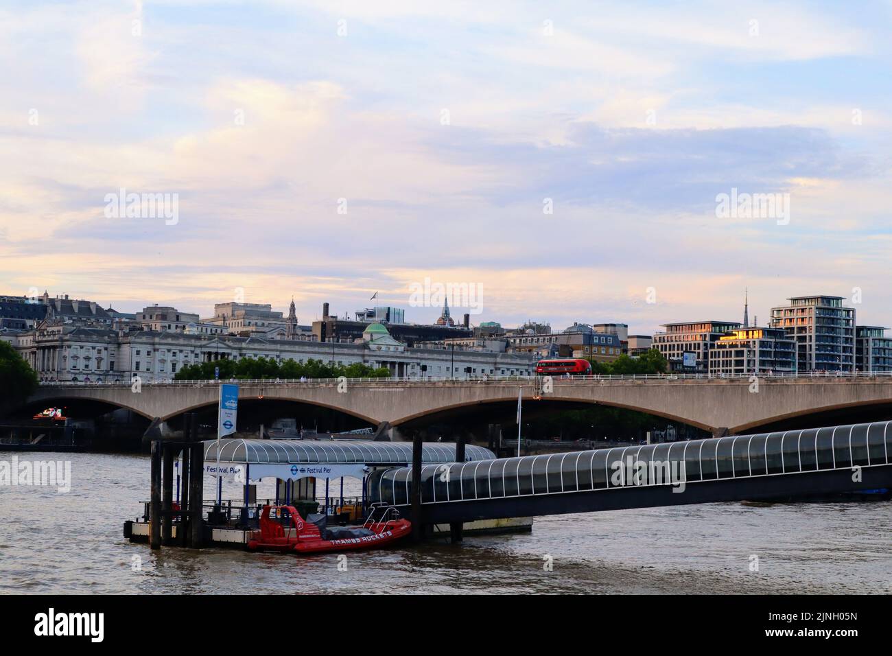 Il London Waterloo Bridge sul Tamigi con vista sul tramonto sullo sfondo Foto Stock