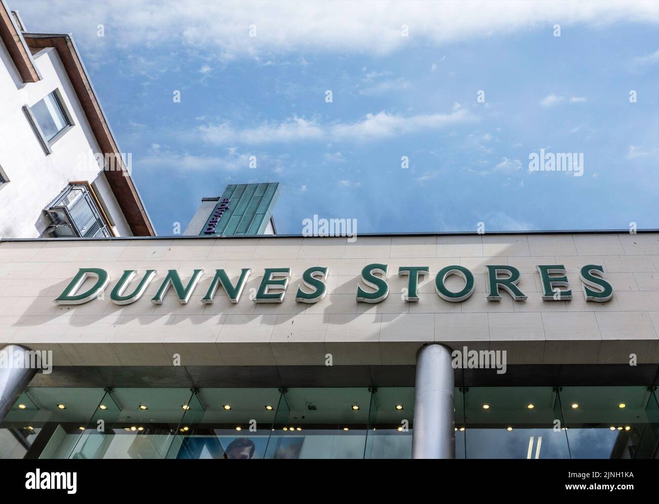Un cartello per Dunnes Stores, il supermercato irlandese e il gruppo di abbigliamento. Foto Stock