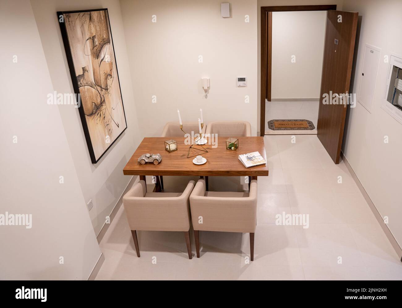 Un moderno tavolo da pranzo in un luminoso e spazioso monolocale in stile scandinavo Foto Stock