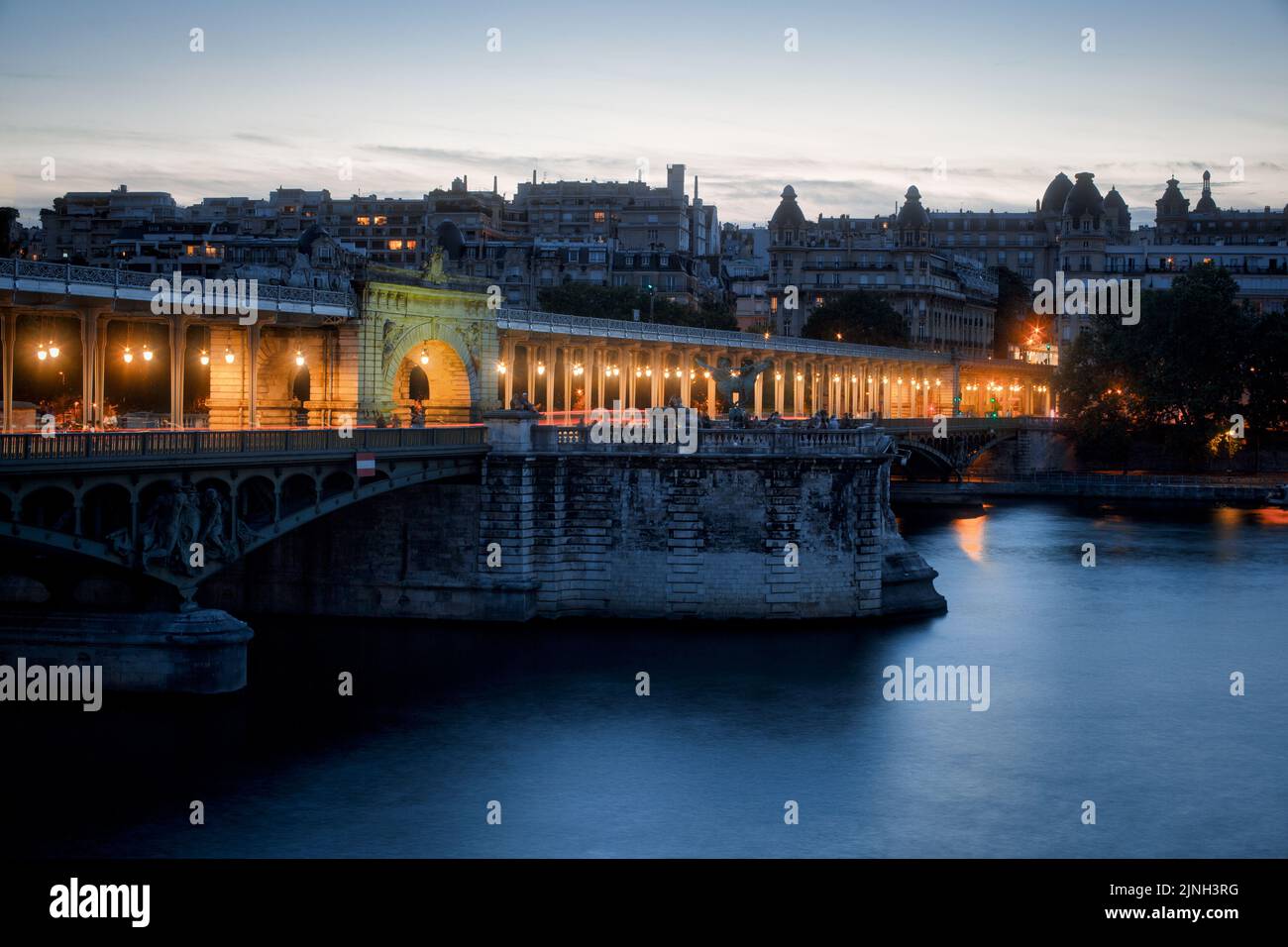 Tramonto del Pont de Bir-Hakeim, in inglese: Ponte di Bir-Hakeim, ex Ponte di Passy, è un ponte che attraversa la Senna a Parigi Foto Stock