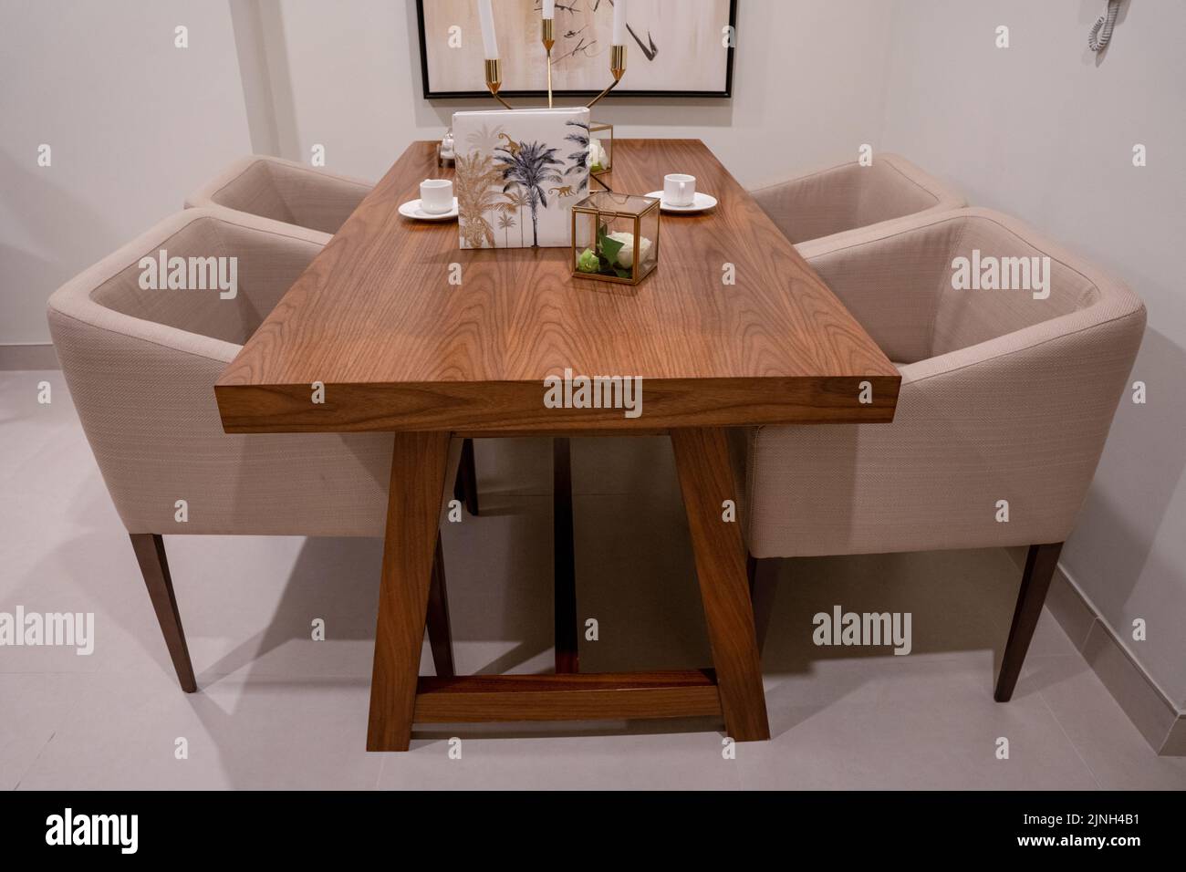 Un moderno tavolo da pranzo in un luminoso e spazioso monolocale in stile scandinavo Foto Stock