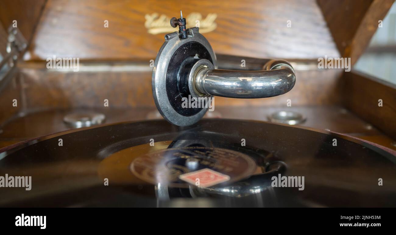 Un antico grammofono che suona un disco in vinile Foto Stock