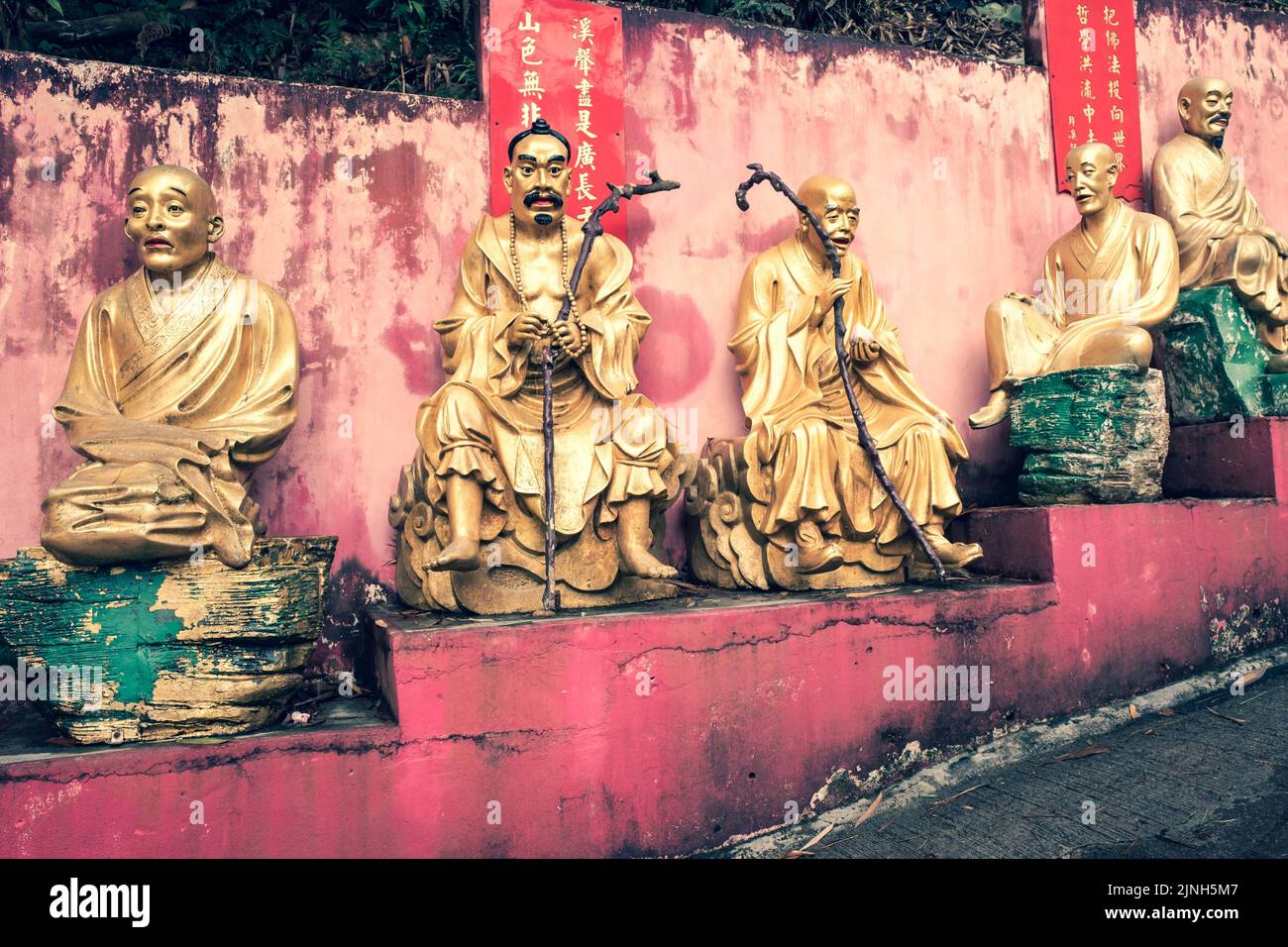 Le statue d'oro nel monastero dei diecimila Buddha di Sha Tin, Hong Kong Foto Stock