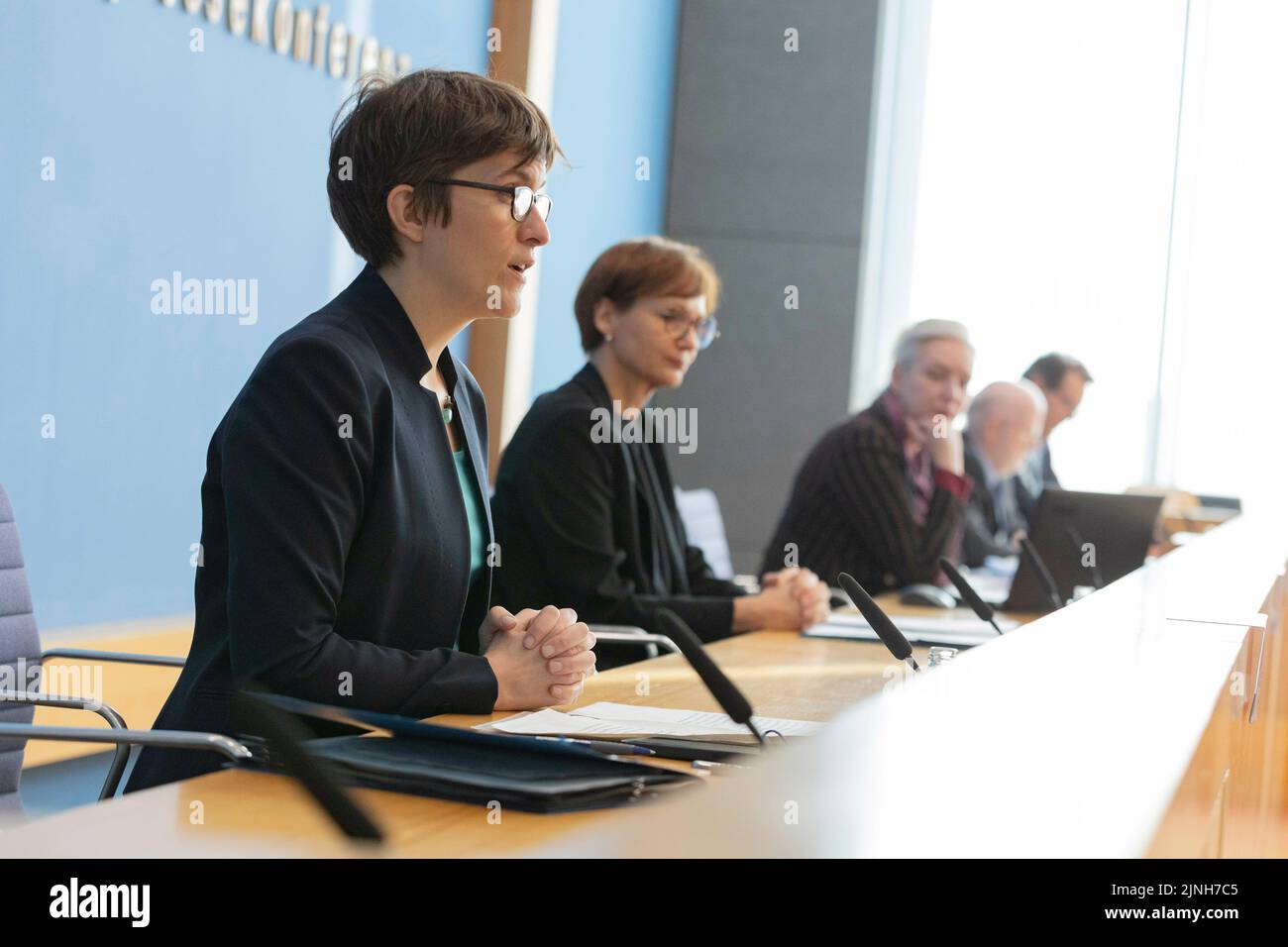 Berlino, Germania. 28th Feb, 2022. Conferenza stampa federale con Stmin Luehrmann. Berlino. 02/28/2022. Ministro federale dell'istruzione e della ricerca Bettina Stark-Watzinger, Ministro di Stato per l'Europa e il clima Dr. Anna Luehrmann Prof. Dr. Hans-otto Poertner, Co-Presidente IPCC Working Group II, Prof. Joern Birkmann, Coordinating Lead Author Credit: dpa/Alamy Live News Foto Stock