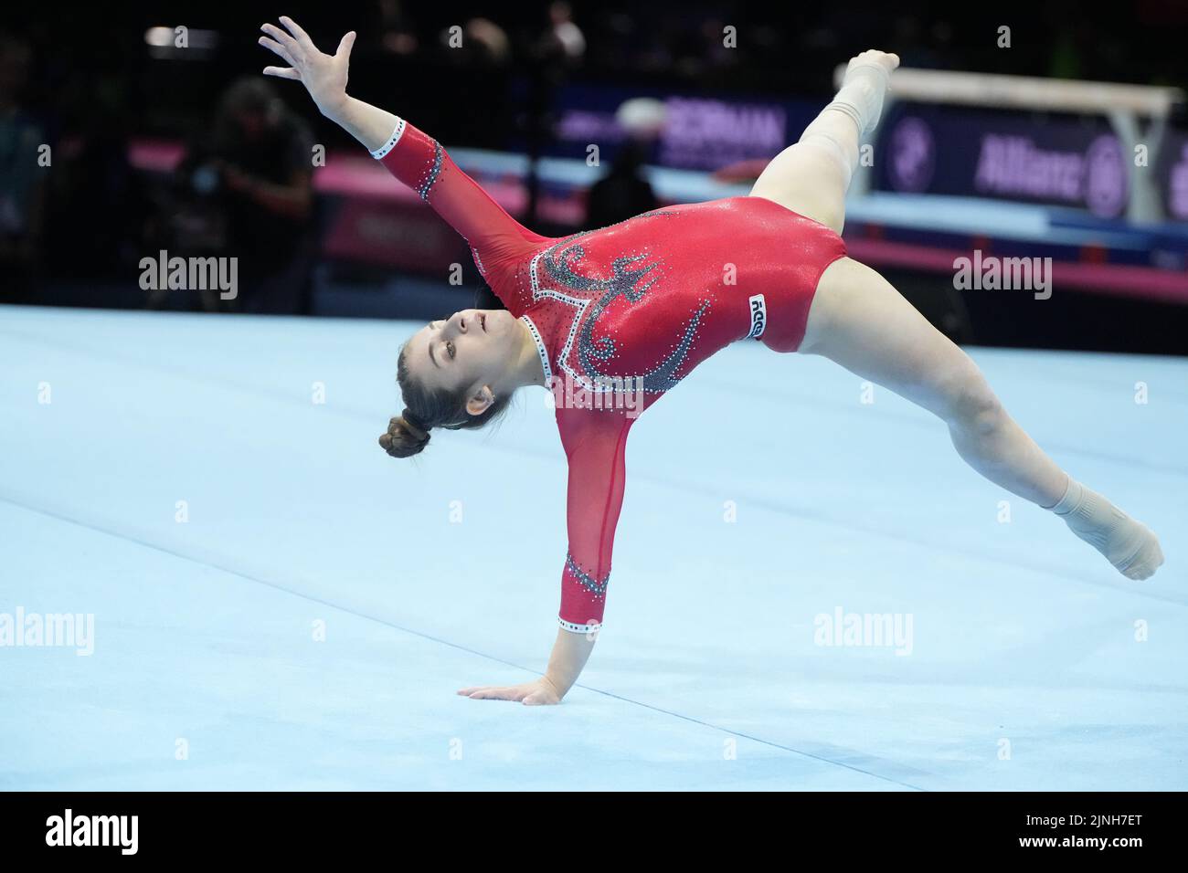 Monaco, Germania. 12th ago, 2022. Ginnastica: Campionati europei, donne all-around, qualificazione e finale, Sala Olimpica. Angela Andreoli (Italia) durante la sua performance sul pavimento. Credit: Soeren Stache/dpa/Alamy Live News Foto Stock