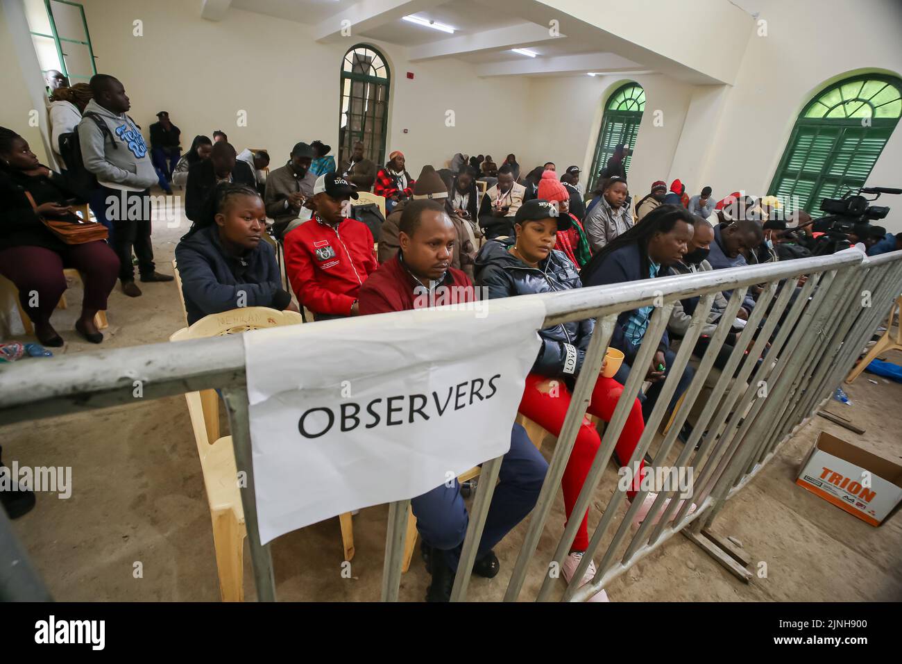 Nairobi, Kenya. 11th ago, 2022. Osservatori kenioti hanno visto al centro di tallying della circoscrizione di Starehe a Nairobi. I risultati delle elezioni generali del Kenya, svoltesi il 9th agosto 2022, proseguono. (Credit Image: © Boniface Muthoni/SOPA Images via ZUMA Press Wire) Foto Stock