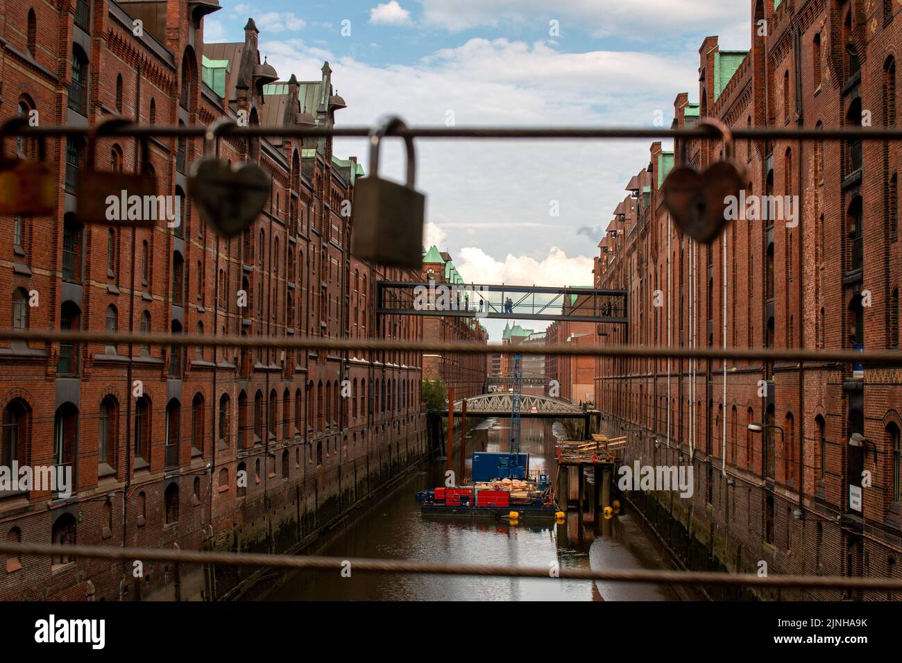 Amburgo, Germania, giugno 8th 2022. Chiuse su uno dei ponti a piedi nel quartiere dei magazzini di Hafenity Foto Stock