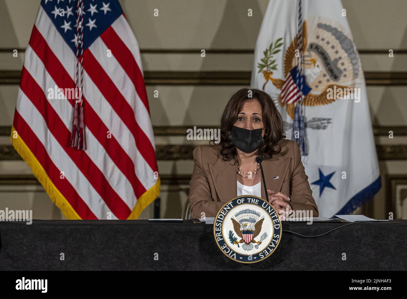 San Francisco, Stati Uniti. 11th ago, 2022. Il Vice Presidente DEGLI STATI UNITI Kamala Harris parla nel corso di un incontro con i legislatori e i sostenitori dello Stato per discutere l'assistenza sanitaria riproduttiva a San Francisco, California, giovedì 11 agosto 2022. Harris questo mese ha detto che un voto in Kansas ha dimostrato che la maggioranza degli americani è d’accordo con i democratici sulla protezione dell’accesso all’aborto mentre l’amministrazione ha messo in discussione la questione prima dei midterms di novembre. Foto di David Paul Morris/UPI Credit: UPI/Alamy Live News Foto Stock