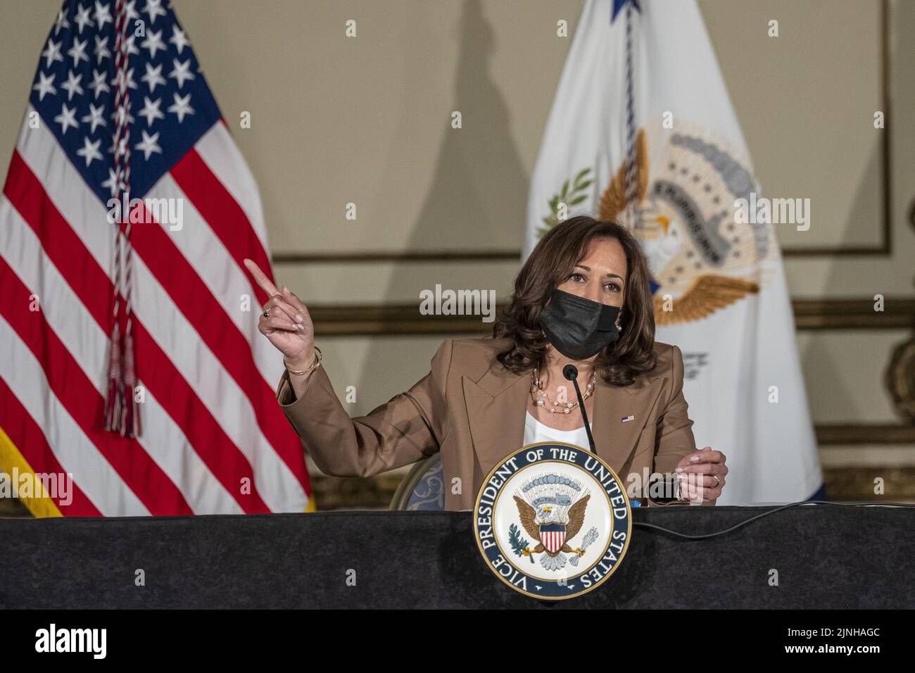 San Francisco, Stati Uniti. 11th ago, 2022. Il Vice Presidente DEGLI STATI UNITI Kamala Harris parla nel corso di un incontro con i legislatori e i sostenitori dello Stato per discutere l'assistenza sanitaria riproduttiva a San Francisco, California, giovedì 11 agosto 2022. Harris questo mese ha detto che un voto in Kansas ha dimostrato che la maggioranza degli americani è d’accordo con i democratici sulla protezione dell’accesso all’aborto mentre l’amministrazione ha messo in discussione la questione prima dei midterms di novembre. Foto di David Paul Morris/UPI Credit: UPI/Alamy Live News Foto Stock