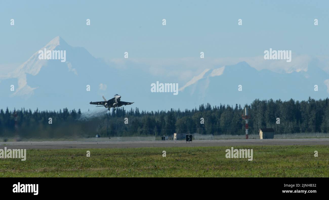 Una Royal Australian Air Force F/A-18F Super Hornet decolta durante LA BANDIERA ROSSA Alaska 22-3 alla base dell'aeronautica di Eielson, Alaska, 4 agosto 2022. Oltre a fornire un'opportunità unica per gli equipaggi aerei di allenarsi sul complesso Joint Pacific Alaska Range di 77.000 miglia quadrate, RF-A fornisce anche formazione per il personale addetto alla manutenzione e al supporto per il supporto delle operazioni aeree su larga scala. (STATI UNITI Foto Air Force di Tech. SGT. Timothy Moore) Foto Stock