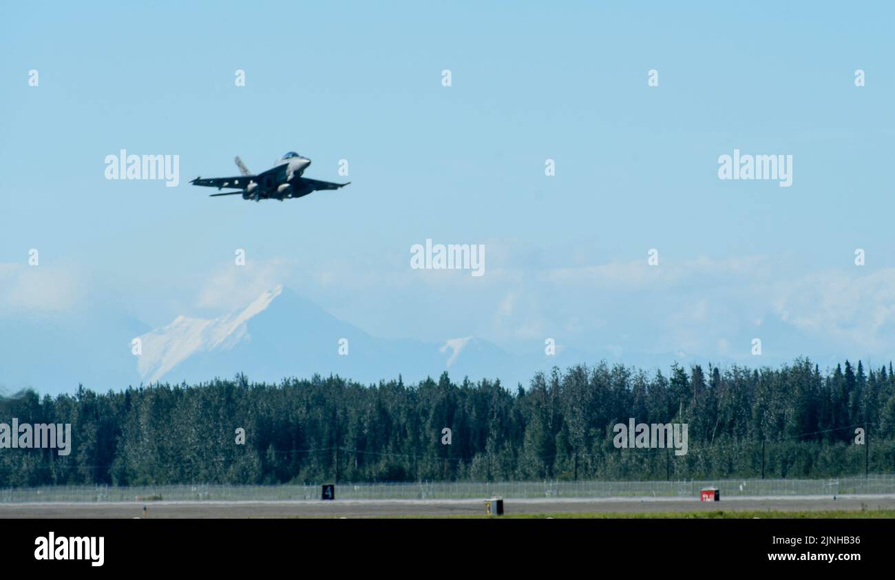 Una Royal Australian Air Force F/A-18F Super Hornet decolta durante LA BANDIERA ROSSA Alaska 22-3 alla base dell'aeronautica di Eielson, Alaska, 4 agosto 2022. Oltre a fornire un'opportunità unica per gli equipaggi aerei di allenarsi sul complesso Joint Pacific Alaska Range di 77.000 miglia quadrate, RF-A fornisce anche formazione per il personale addetto alla manutenzione e al supporto per il supporto delle operazioni aeree su larga scala. (STATI UNITI Foto Air Force di Tech. SGT. Timothy Moore) Foto Stock