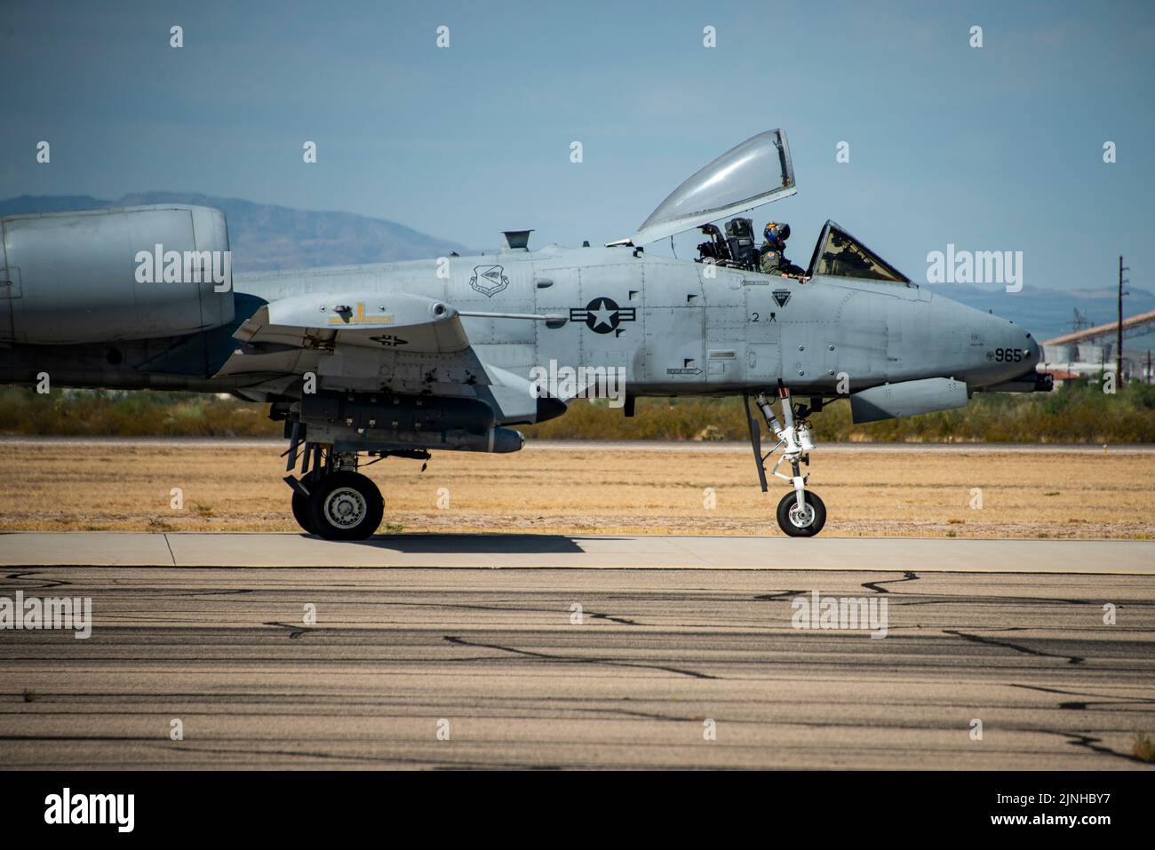 Joseph Turnham, comandante della 355th Wing, taxi in un A-10C Thunderbolt II sulla linea di volo alla base dell'aeronautica militare Davis-Monthan, Arizona, 30 giugno 2022. Il col. Turnham è stato comandante dal 2020 giugno al 2022 giugno. (STATI UNITI Air Force foto di Senior Airman Alex Miller) Foto Stock