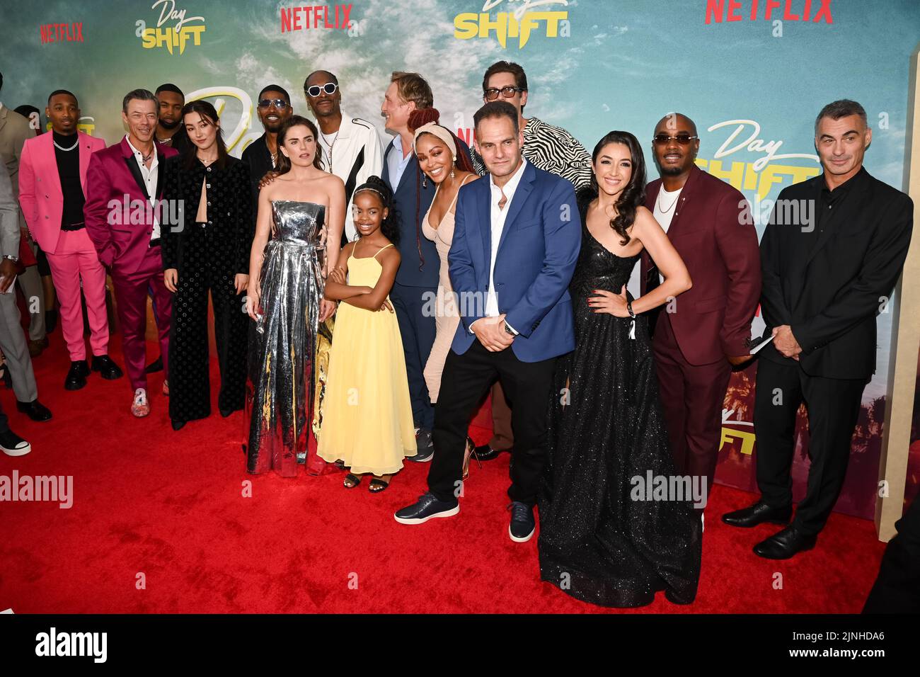 10 agosto 2022 - Los Angeles, California - (L-R) Massi Furlan, Jason Spitz, Netflix VP dello Studio Film originale Ori Marmur, Natasha Liu Bordizzo, Karla Souza, J.J. Perry, Netflix responsabile del Global Film Scott Stuber, Jamie Foxx, Snoop Dogg, Zion Broadnax, Datari Turner, Meagan Good, Yvette Yates Redick, Oliver Masucci, Shaun Redick, Steve Howey e Chad Stahelski. Anteprima mondiale di ''Day Shift' di Netflix (Credit Image: © Billy Bennight/AdMedia via ZUMA Press Wire) Foto Stock