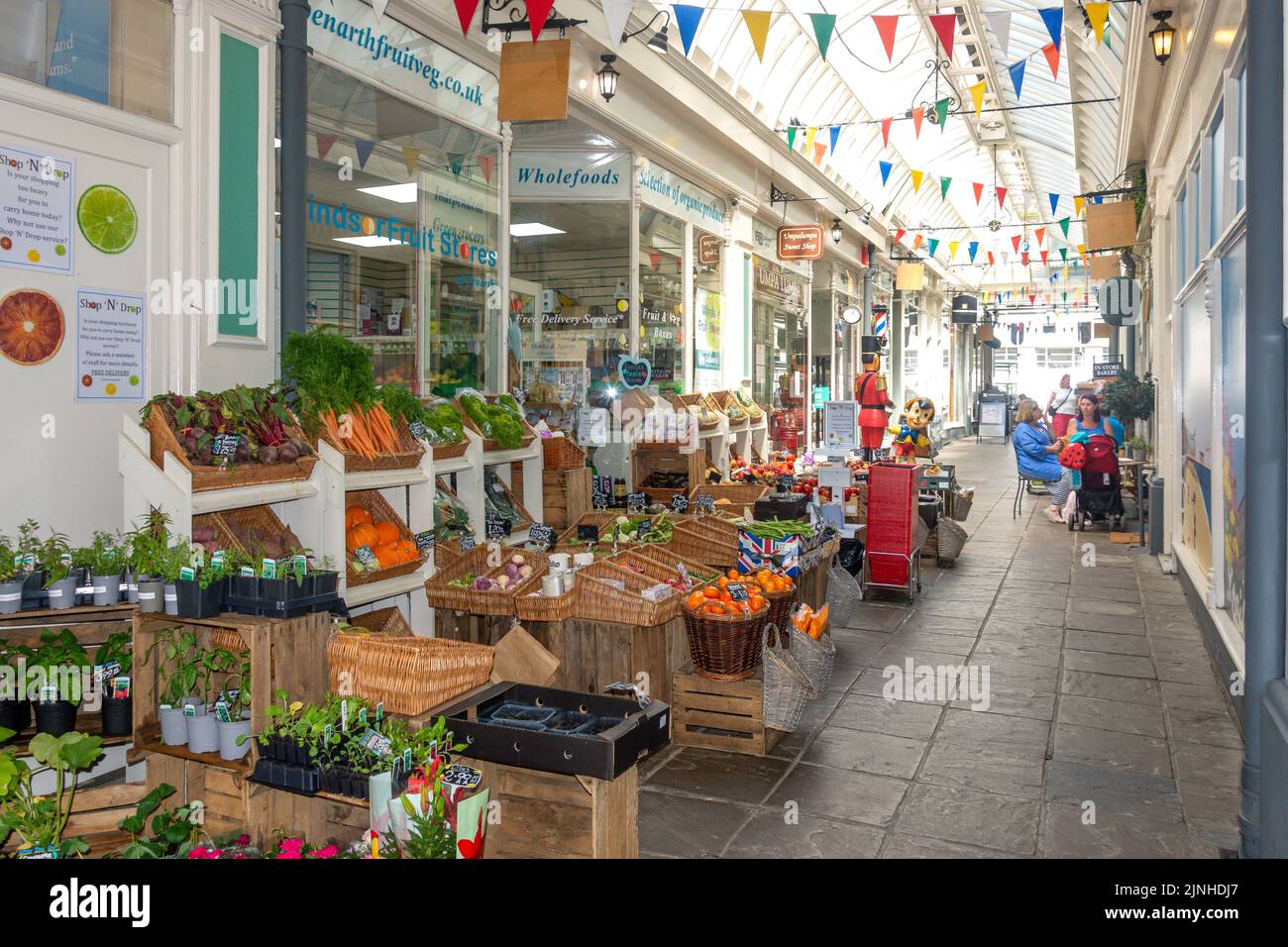 Negozio di frutta e verdura a Windsor Arcade, Penarth, vale of Glamorgan (Bro Morgannwg), Galles (Cymru), Regno Unito Foto Stock