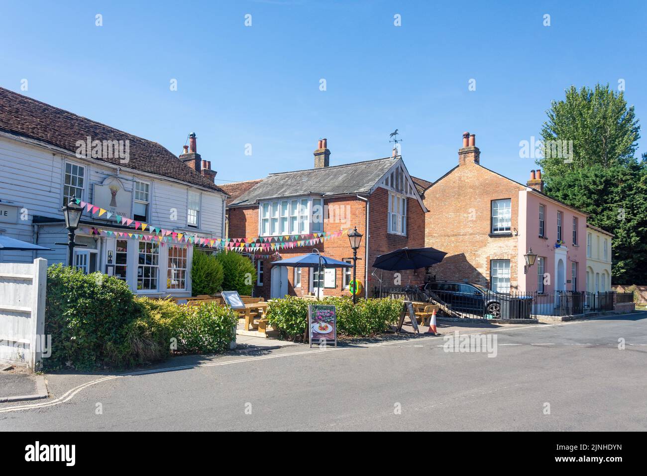 The Barley Mow Pub e case d'epoca sul verde, Englefield Green, Surrey, Inghilterra, Regno Unito Foto Stock