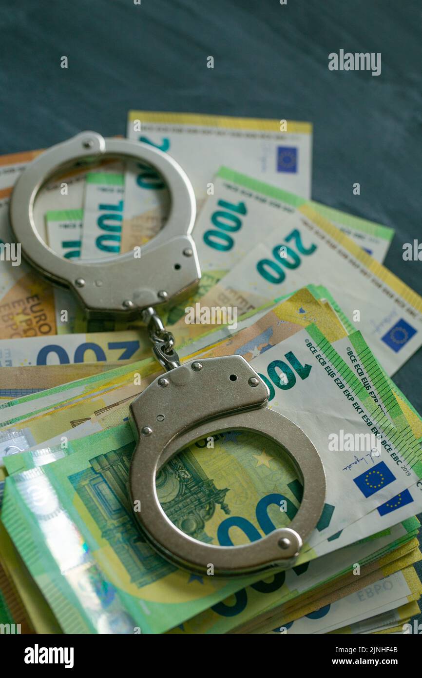 Corruzione e spreco del bilancio nell'Unione europea.manette, fatture in lavagna background.prendere tangenti e punire i crimini economici. Foto Stock