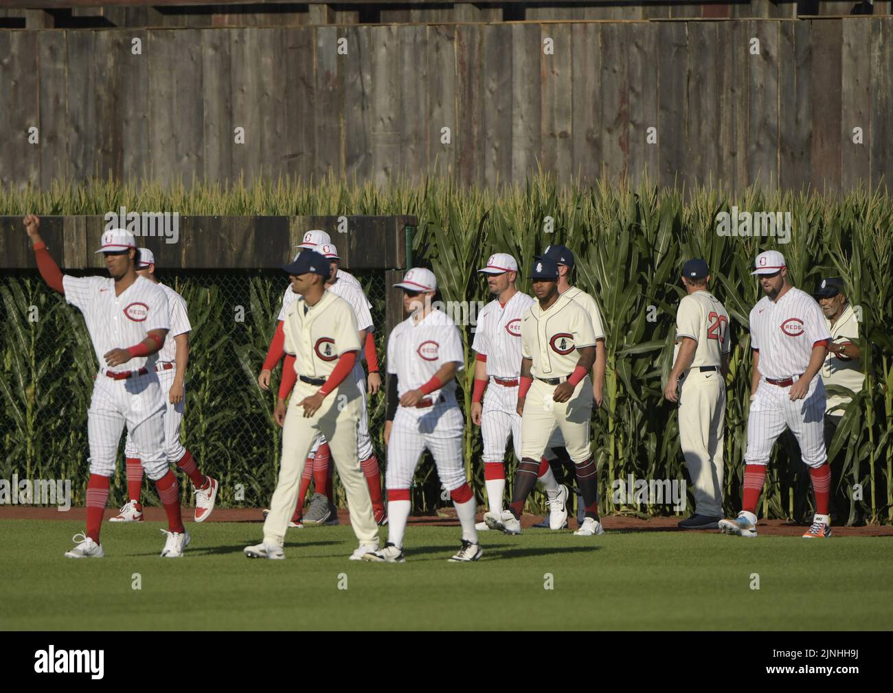 Dyersville, Stati Uniti. 11th ago, 2022. I giocatori dei Cincinnati Reds e dei Chicago Cubs escono dai campi di granoturco nel campo giusto prima della partita di stagione al MLB Field of Dreams Stadium di Dyersville, Iowa, giovedì 11 agosto 2022. Foto di Mark Black/UPI Credit: UPI/Alamy Live News Foto Stock
