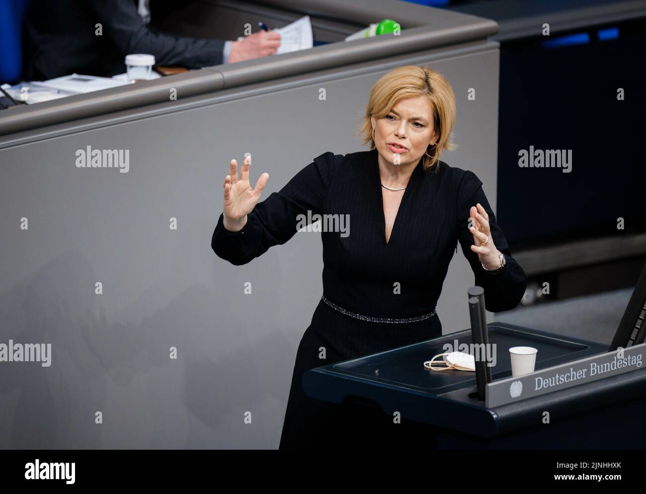 Julia Kloeckner, CDU/CSU, intervenendo nel corso di un discorso sul tema della sicurezza dell'approvvigionamento energetico nel Bundestag tedesco di Berlino, 17 marzo 2022. Foto Stock