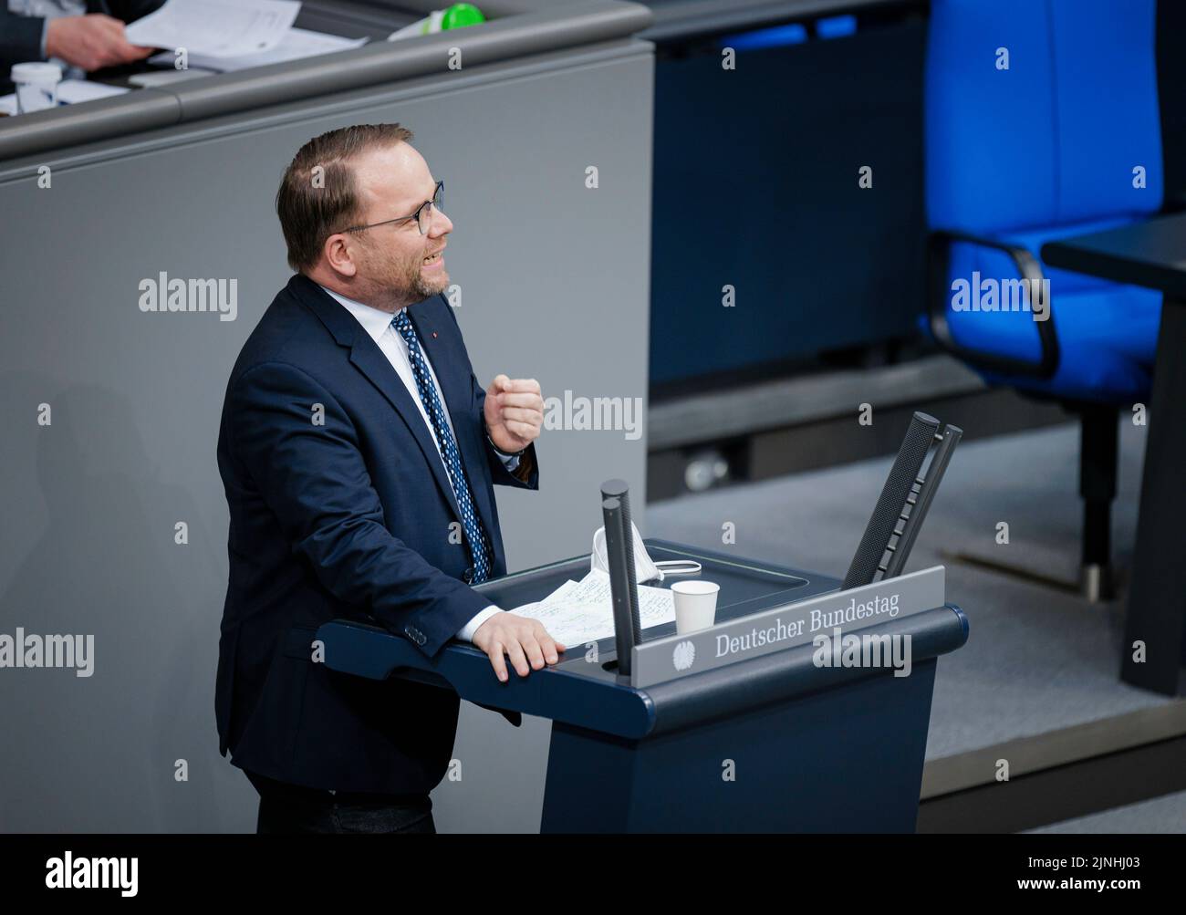 Berlino, Germania. 17th Mar, 2022. Timon Gremmels, SPD, intervenendo nel corso di un discorso sul tema della sicurezza dell'approvvigionamento energetico nel Bundestag tedesco di Berlino, 17 marzo 2022. Credit: dpa/Alamy Live News Foto Stock
