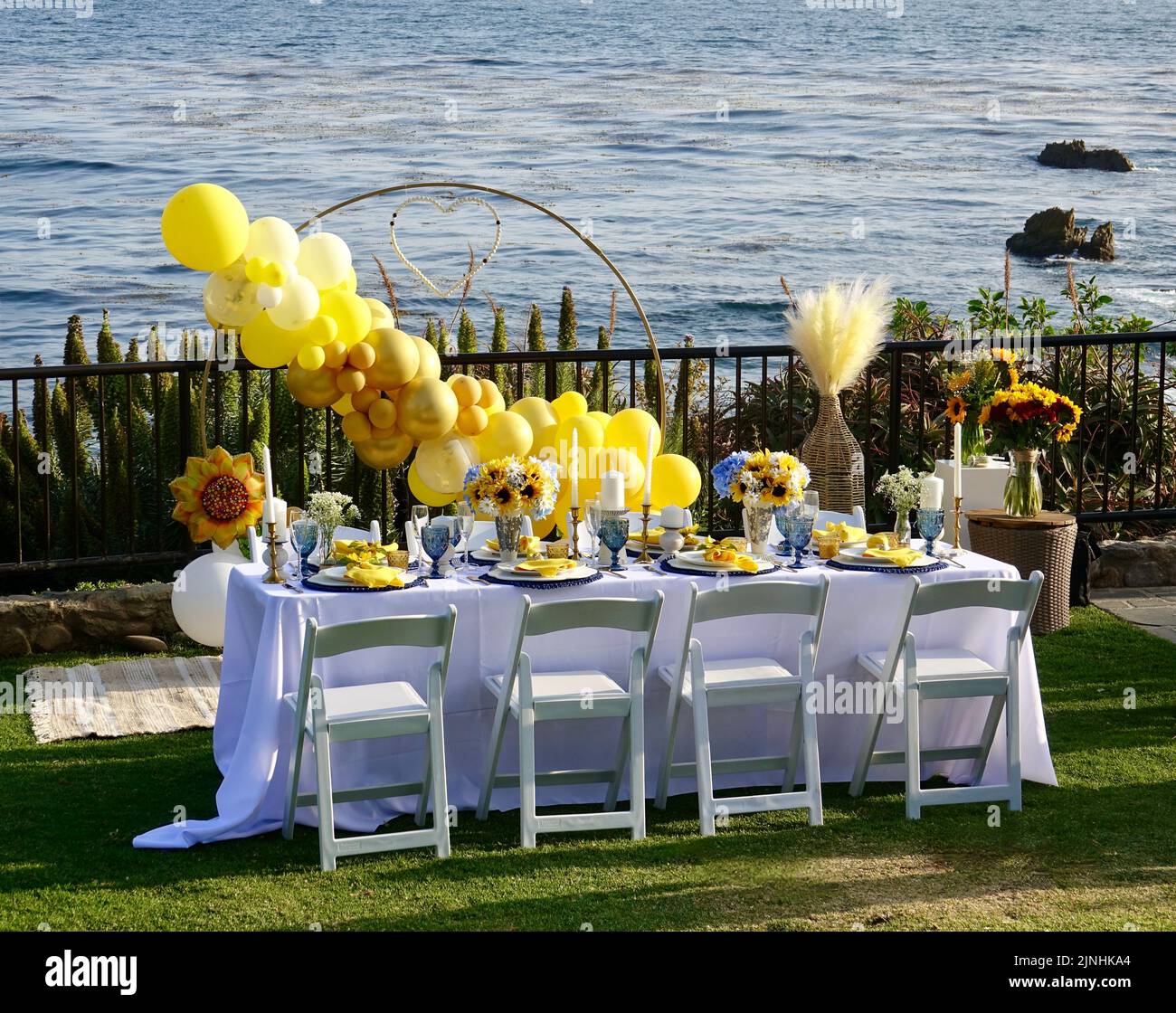 cena all'aperto per otto persone in un bellissimo ambiente con vista sull'oceano Foto Stock