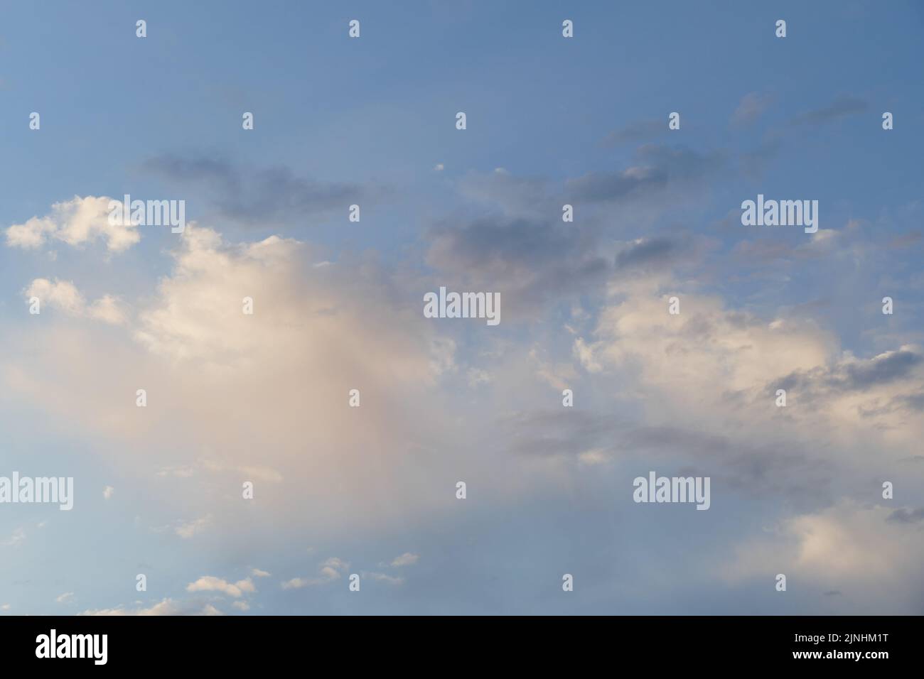 nuvole eteree sfilo contro un cielo azzurro Foto Stock