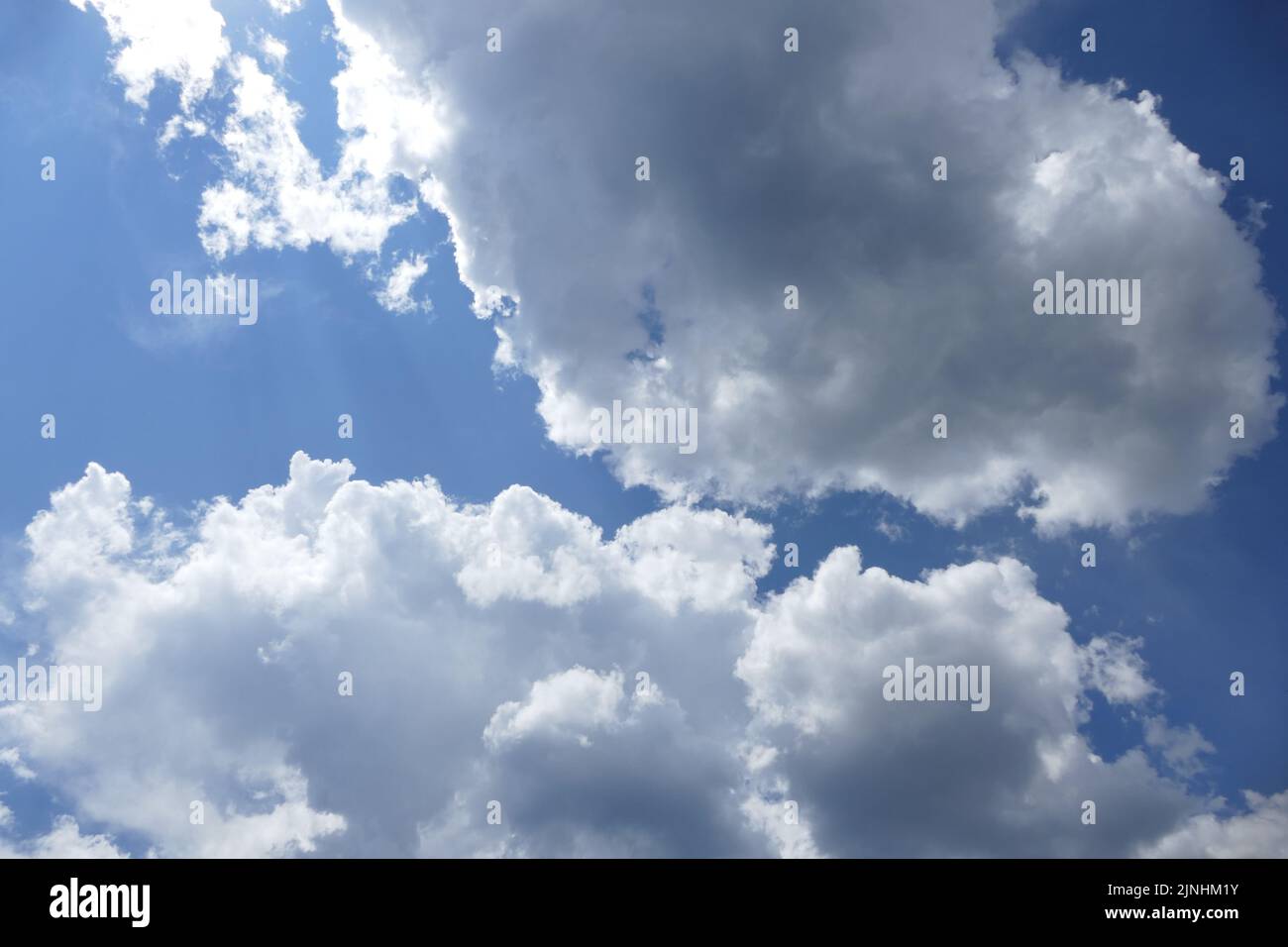 soffici nuvole bianche di cumulo tinte di grigio scuro Foto Stock