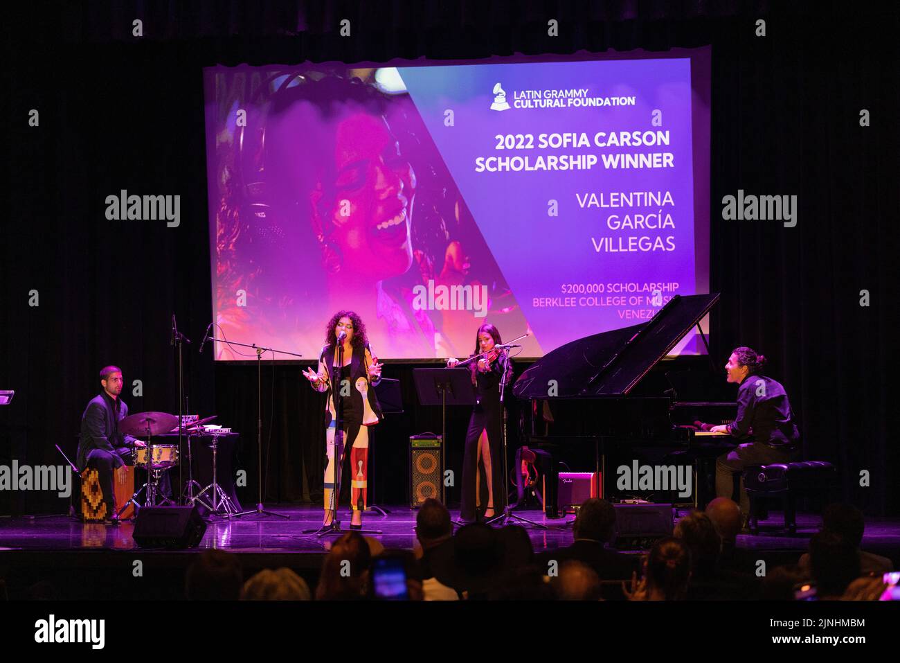 Miami, Stati Uniti d'America. 11th ago, 2022. MIAMI, FL-AGO 11: Valentina Garcia suona sul palco durante la Latin Grammy Cultural Foundation presso il Miami Dade College Wolfson Campus di Miami, Florida, il 11 agosto 2022 (Foto di Alberto E. Tamargo/Sipa USA) Credit: Sipa USA/Alamy Live News Foto Stock