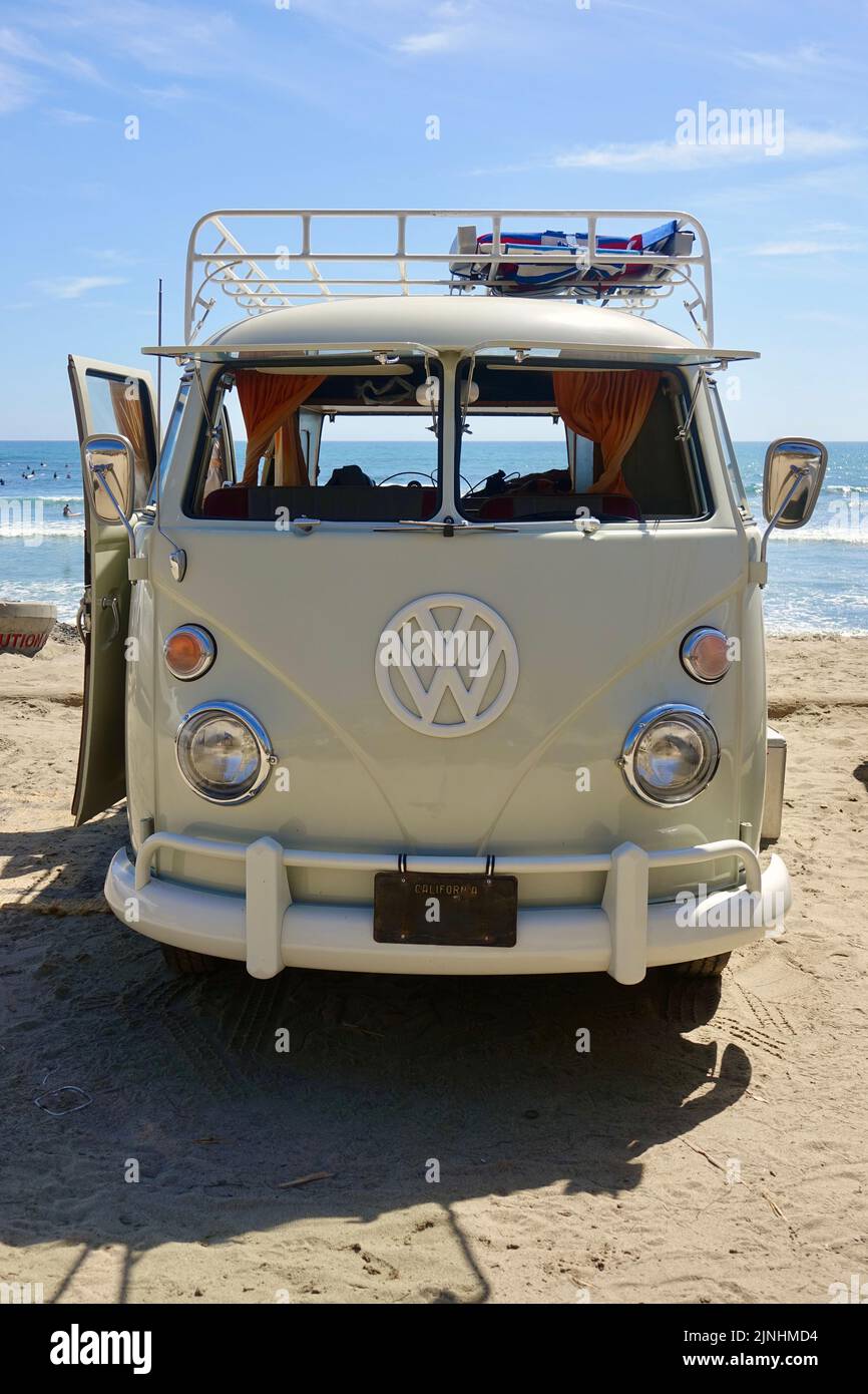 Guardando attraverso il parabrezza di un camper VW vintage in spiaggia Foto Stock