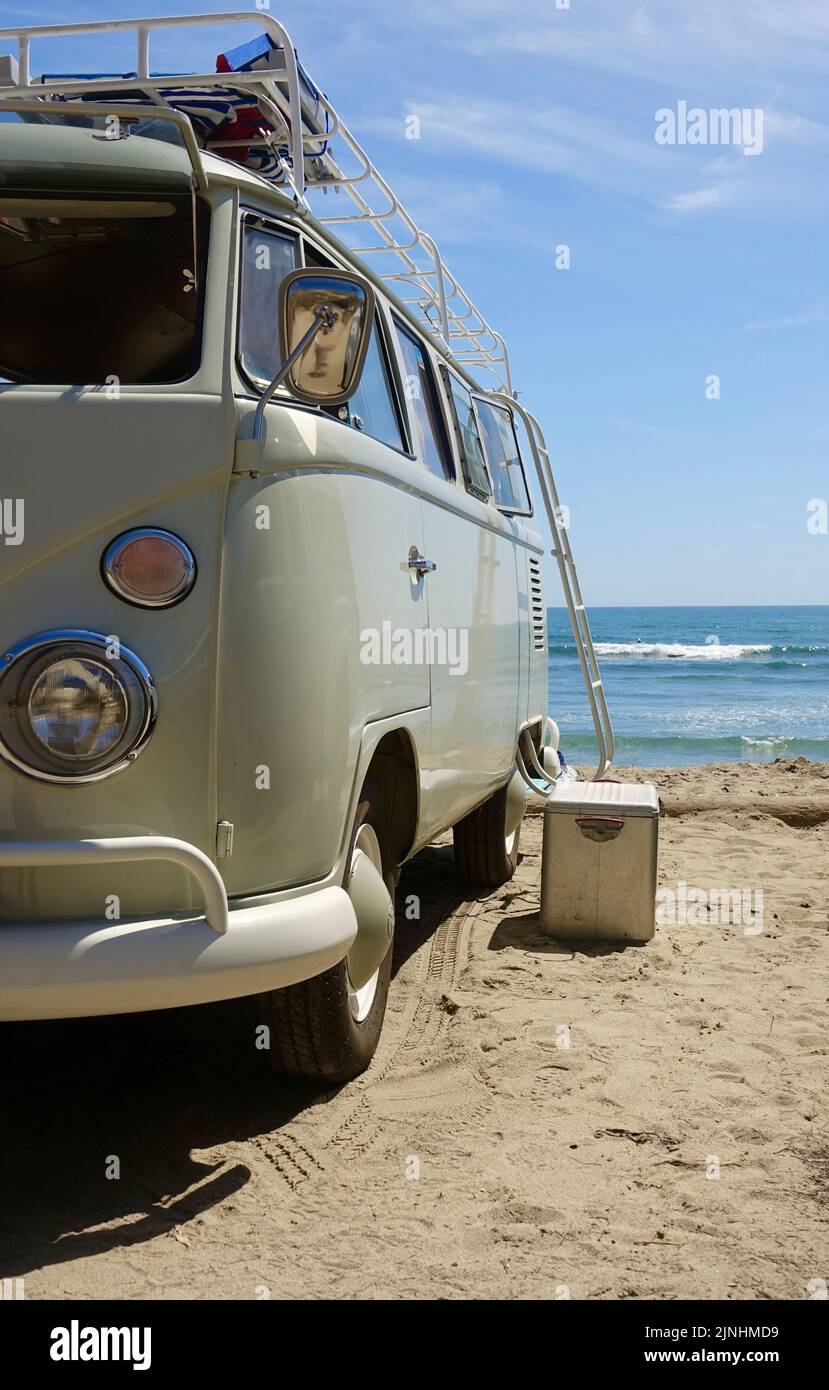 Camper VW d'epoca con portabagagli sulla spiaggia di San Clemente Foto Stock
