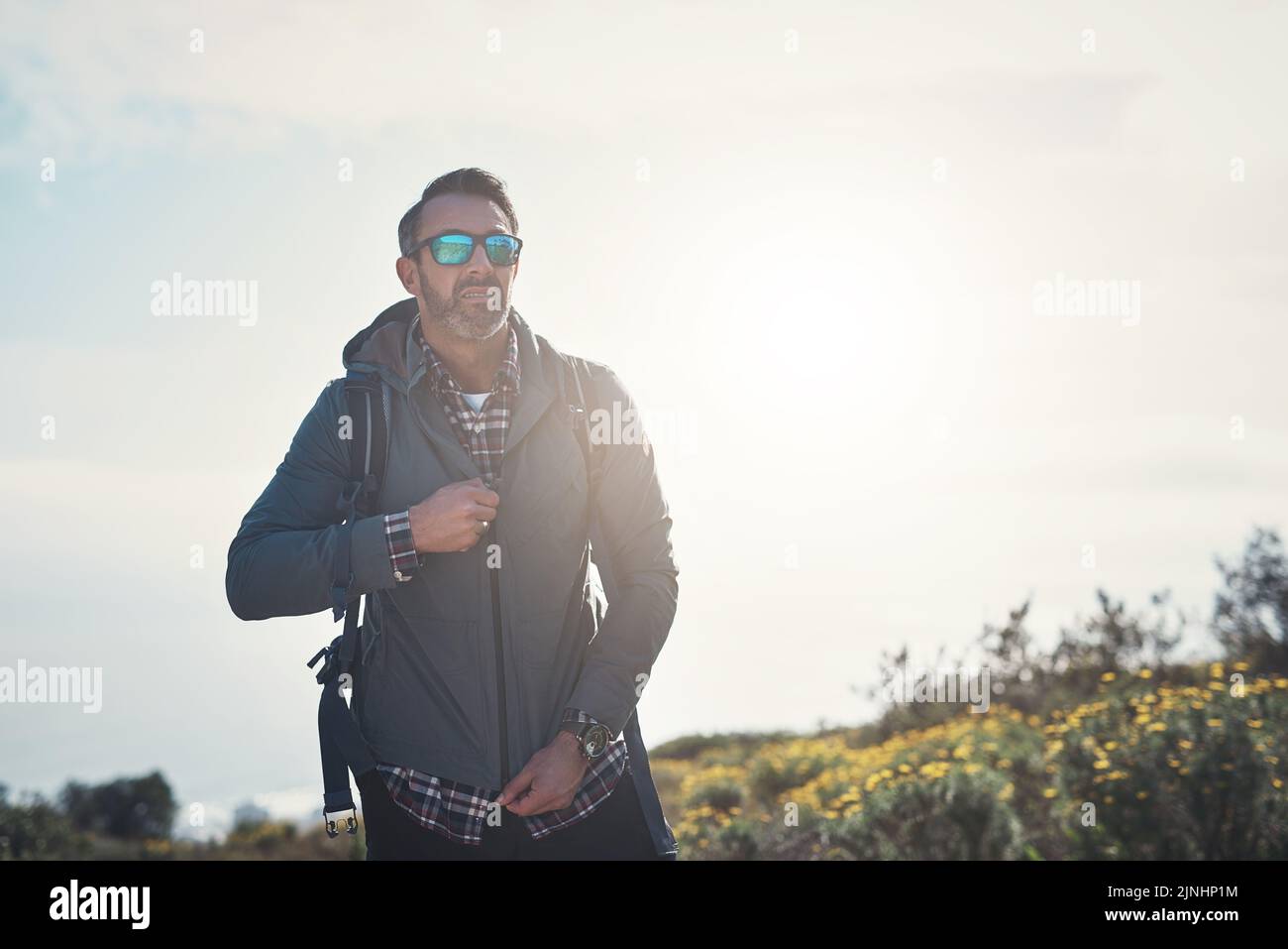 Sfreccia in alto e continua ad andare. Un uomo di mezza età che si sta camminando in montagna. Foto Stock