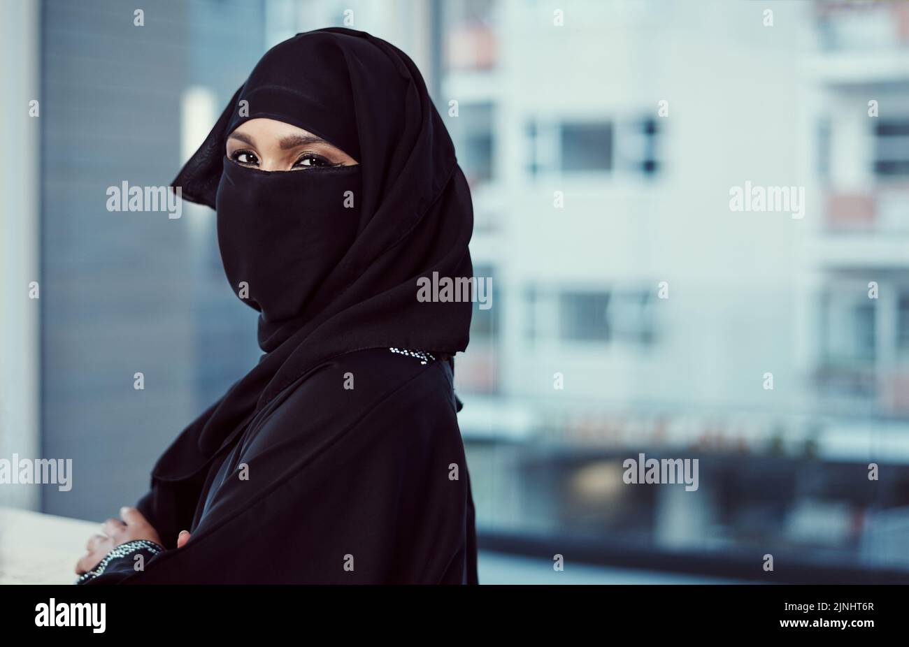 Im in modalità "Get IT Done". Ritratto corto di una donna d'affari arabica in un burka in piedi nel suo ufficio. Foto Stock
