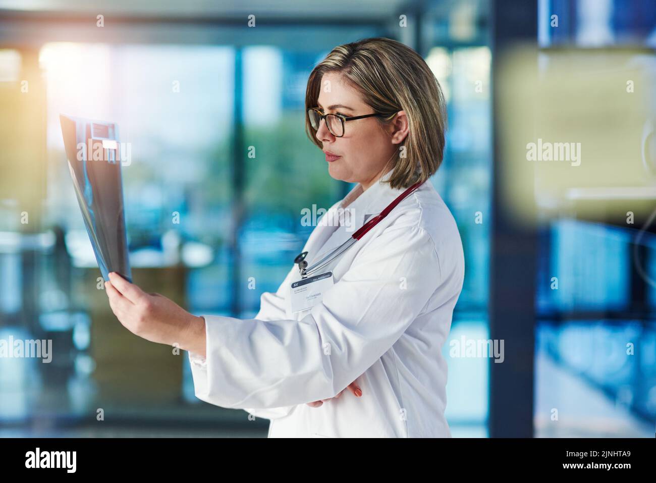 Il personale si è concentrato sulla ricerca di una procedura di trattamento adeguata. Un medico che analizza una radiografia in un ospedale. Foto Stock