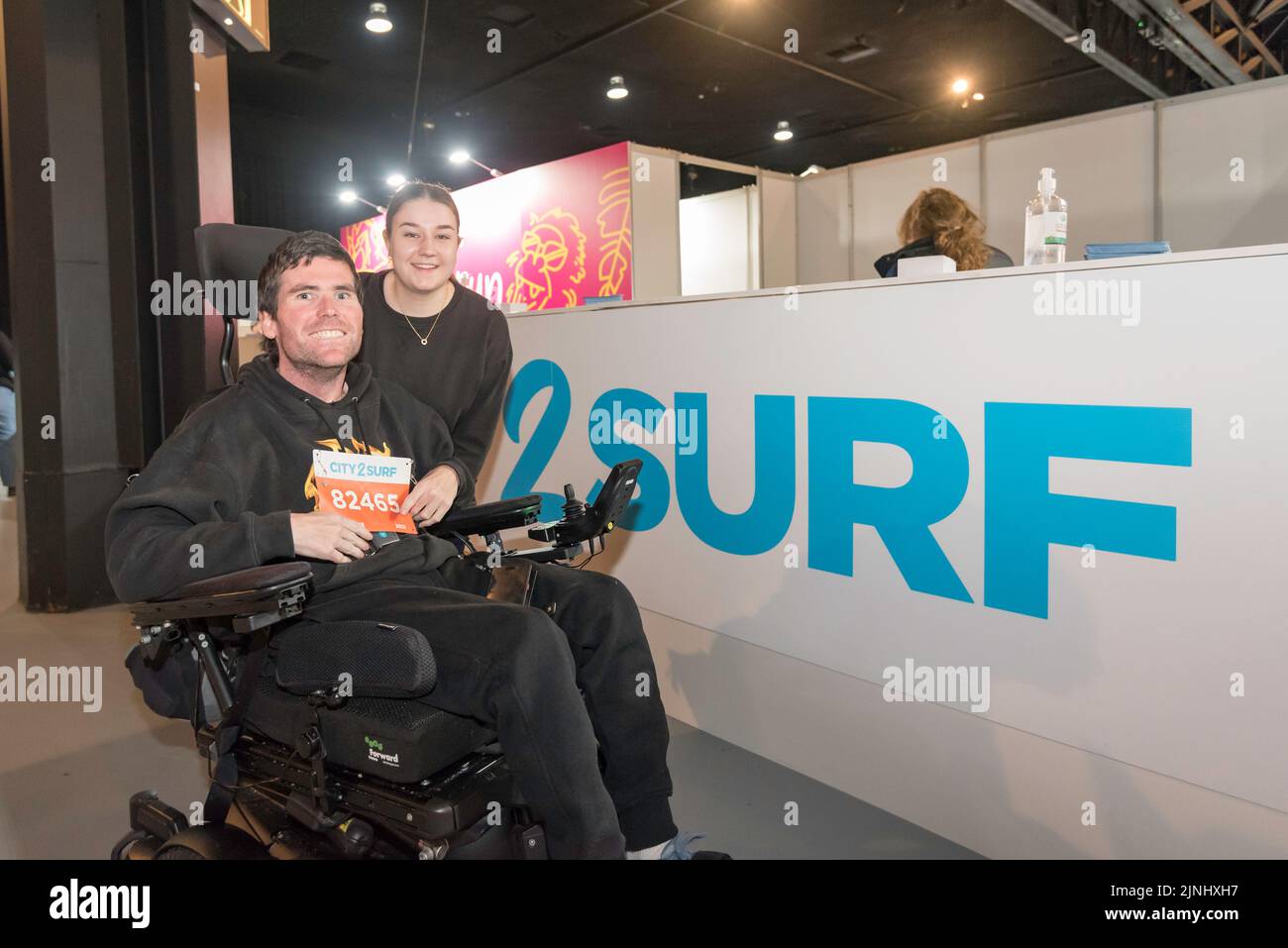 Sydney, Australia. 12 agosto 2022. Le persone che prendono parte alla gara 50th City2Surf a Sydney raccolgono i loro pettini in preparazione alla prima gara dal 2019 dopo le cancellazioni nel 2020 e nel 2021 a causa delle restrizioni del Covid-19. oltre 60.000 persone sono previste per coprire la gara di quattordici chilometri, la più grande del suo genere al mondo. La gara conduce corridori e camminatori da Hyde Park fuori dalla città, su e sopra la collina heart break e su Bondi Beach. Nella foto è Mick Chapman che ha appena raccolto la sua razza in preparazione per il Suunday. Credit: Stephen Dwyer / Alamy Live News Foto Stock