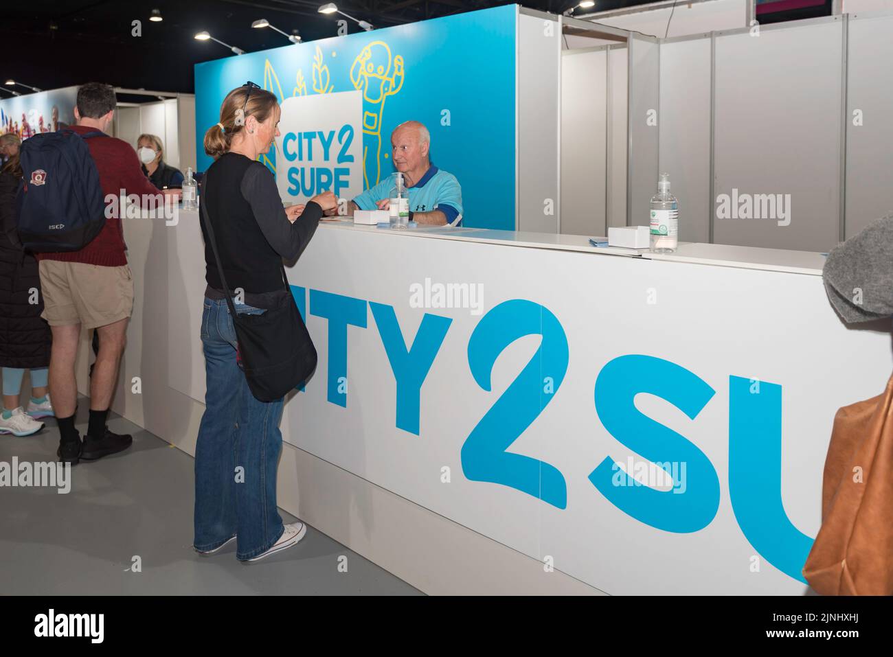 Sydney, Australia. 12 agosto 2022. Le persone che prendono parte alla gara 50th City2Surf a Sydney raccolgono i loro pettini in preparazione alla prima gara dal 2019 dopo le cancellazioni nel 2020 e nel 2021 a causa delle restrizioni del Covid-19. oltre 60.000 persone sono previste per coprire la gara di quattordici chilometri, la più grande del suo genere al mondo. La gara conduce corridori e camminatori da Hyde Park fuori dalla città, su e sopra la collina heart break e su Bondi Beach. Credit: Stephen Dwyer / Alamy Live News Foto Stock