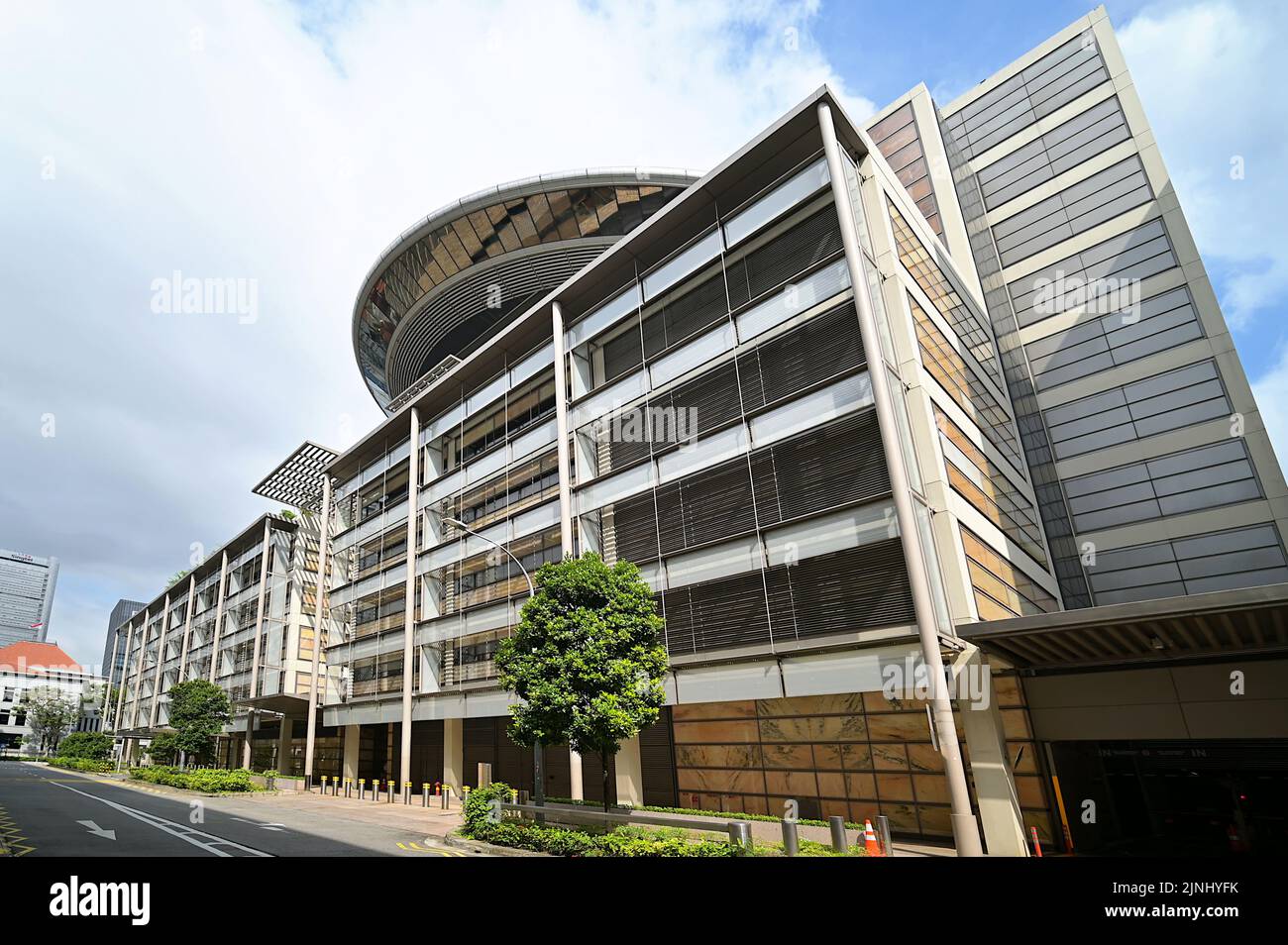 Vista dell'edificio della Corte Suprema di Singapore dalla fine della corsia della Corte Suprema Foto Stock