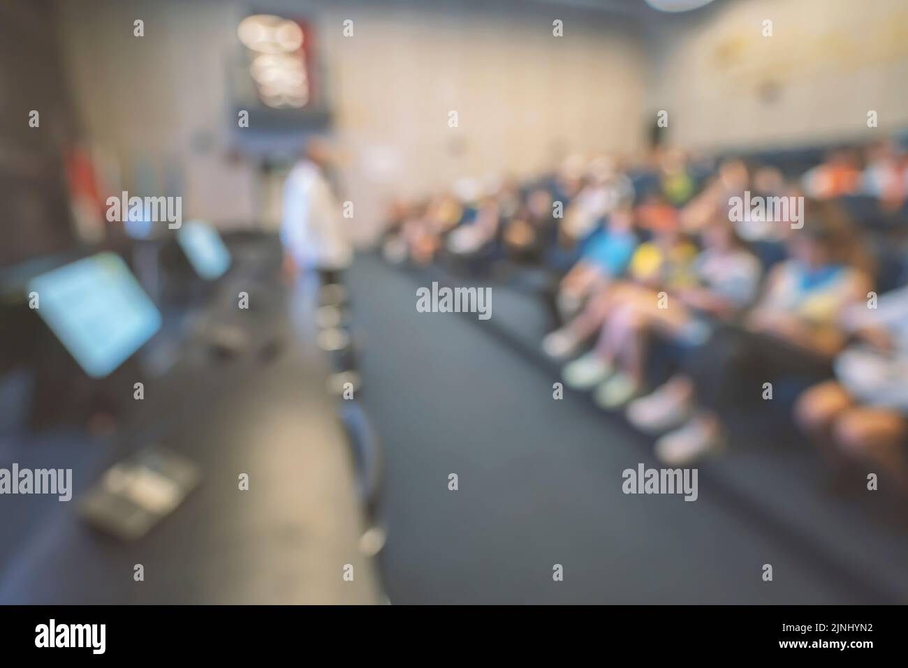 Abstract offuscato persone lezione in sala seminari, concetto di istruzione. Foto di alta qualità Foto Stock