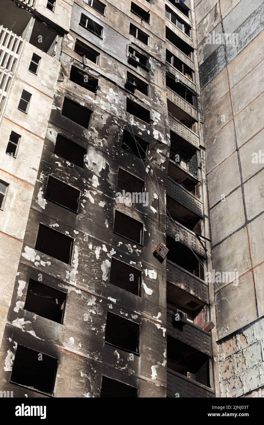Kharkiv, Ucraina. 29th luglio, 2022. Un edificio residenziale a più piani è visto con tracce di fuoco e finestre spezzate dall'onda d'esplosione sulla facciata dell'edificio. (Foto di Mykhaylo Palinchak/SOPA Images/Sipa USA) Credit: Sipa USA/Alamy Live News Foto Stock