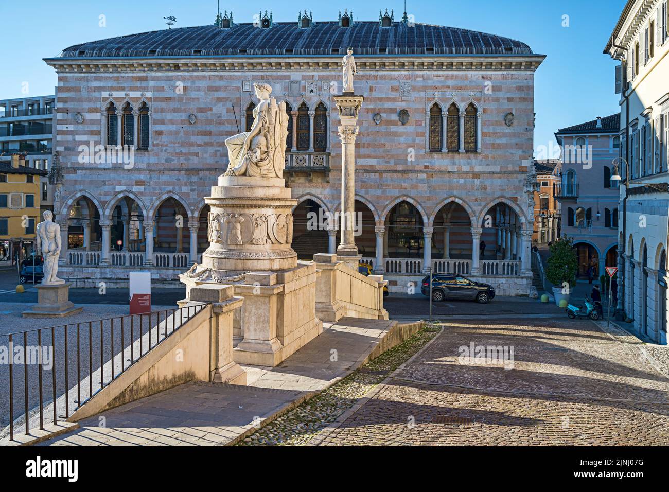 Udine, Italia - 11 agosto 2014: Piazza della Libertà e la Loggia del Lionello. Foto Stock