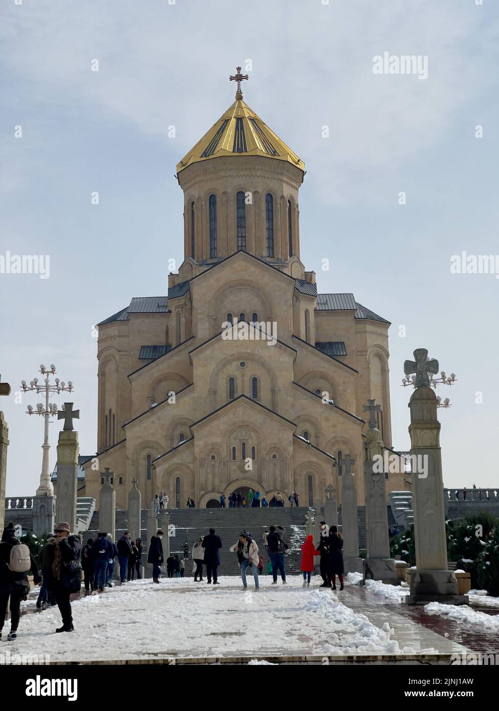 Una foto verticale della Cattedrale della Santissima Trinità, una chiesa ortodossa con persone vicino all'ingresso Foto Stock