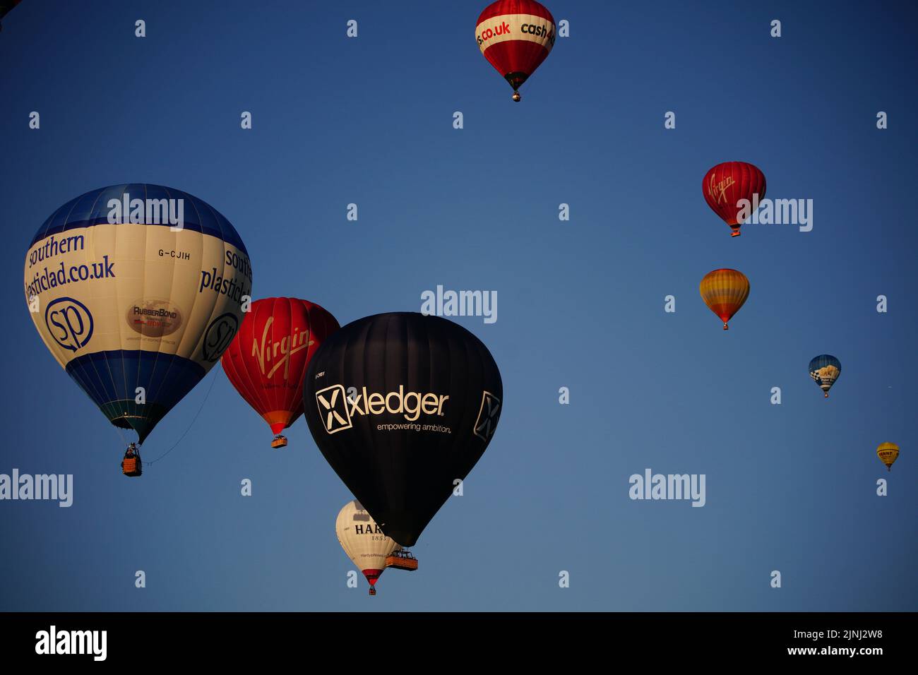 I palloncini volano sopra Bristol, durante la Bristol International Balloon Fiesta 2022. Data immagine: Venerdì 12 agosto 2022. Foto Stock