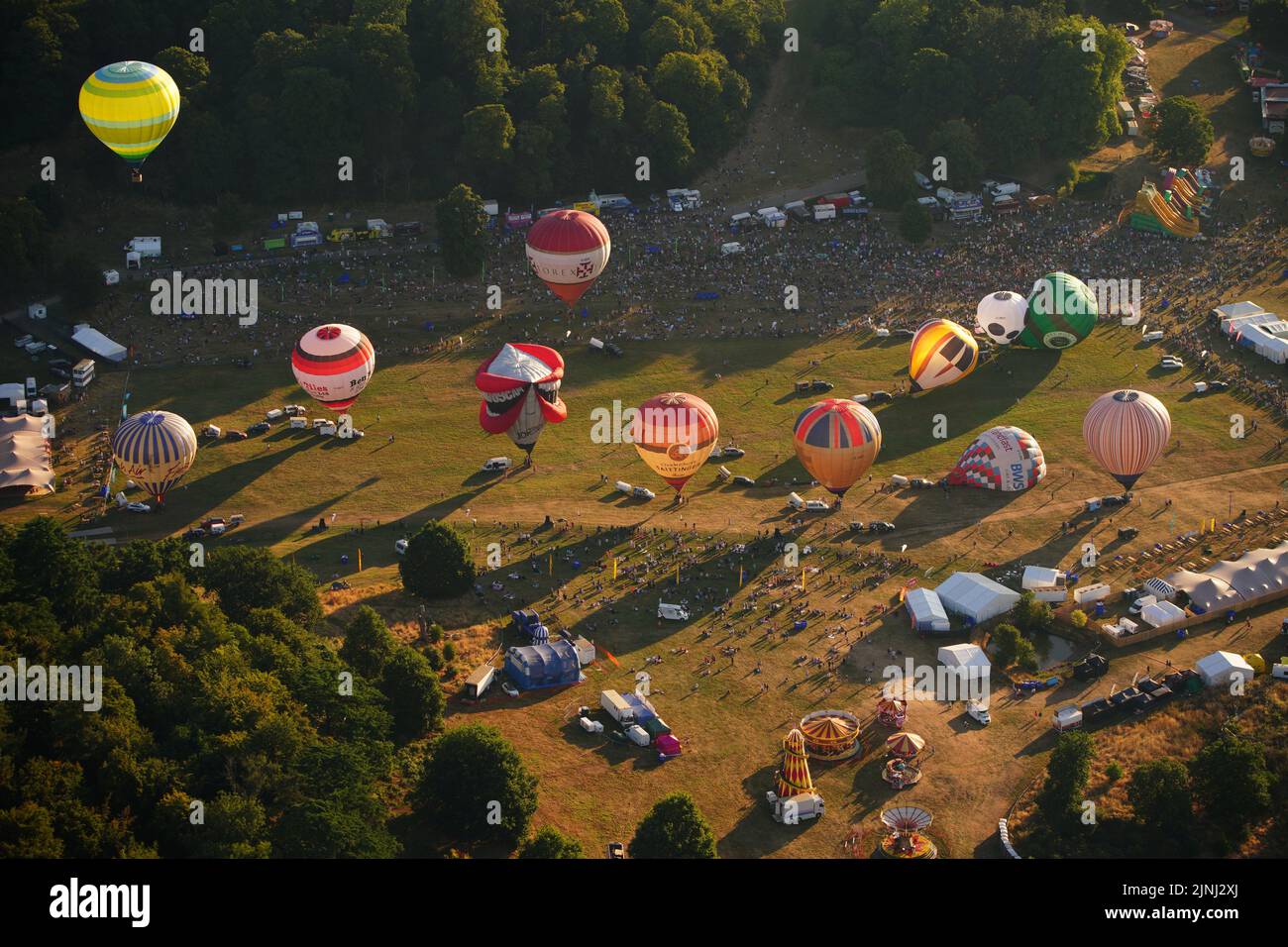 I palloncini si preparano a sorvolare Bristol, durante la Bristol International Balloon Fiesta 2022. Data immagine: Venerdì 12 agosto 2022. Foto Stock