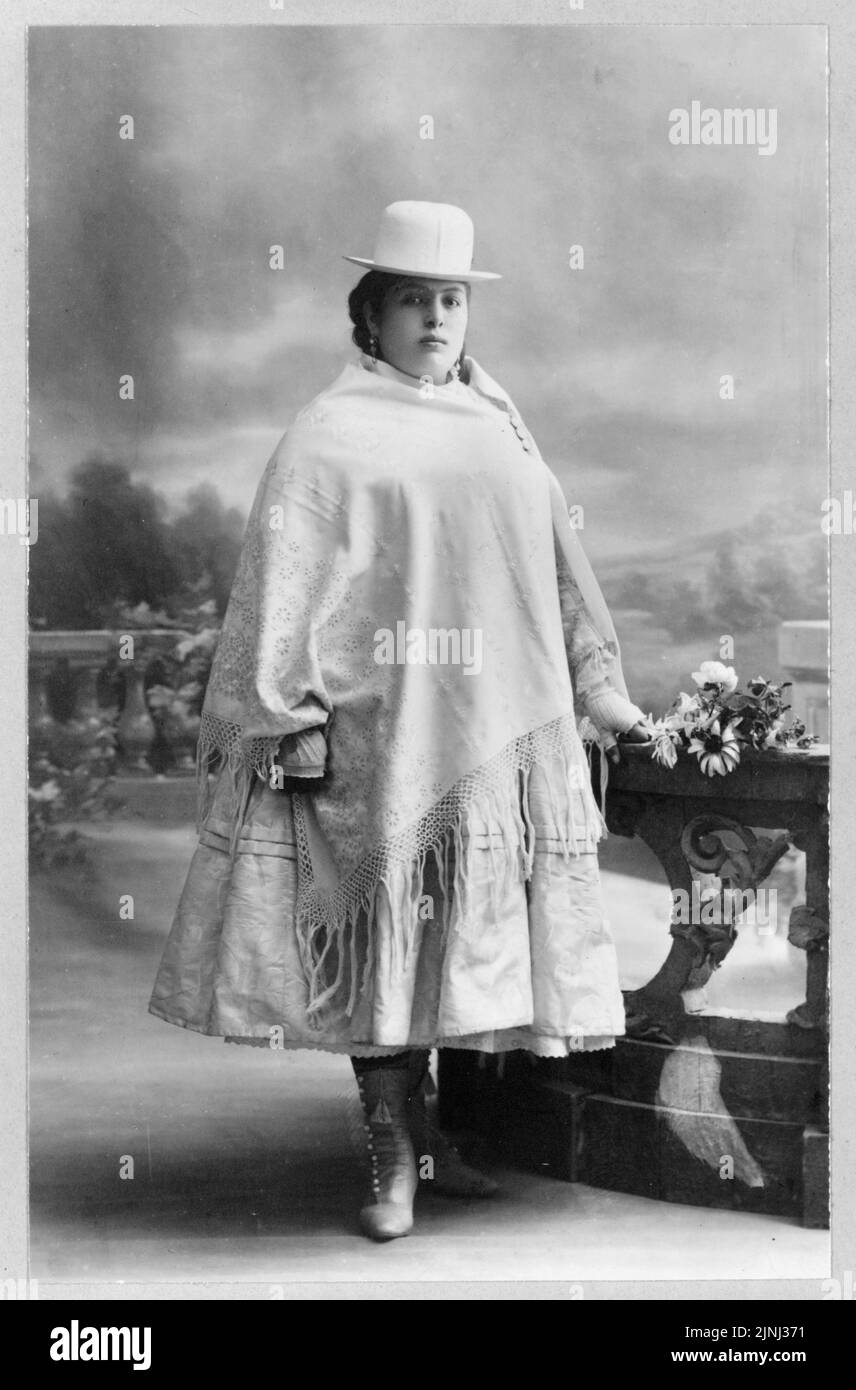 Ritratto completo in bianco e nero di una donna boliviana Chola mestizo che indossa abiti tradizionali e un cappello da bowler, ca. 1900, la Paz, Bolivia, Sud America Foto Stock